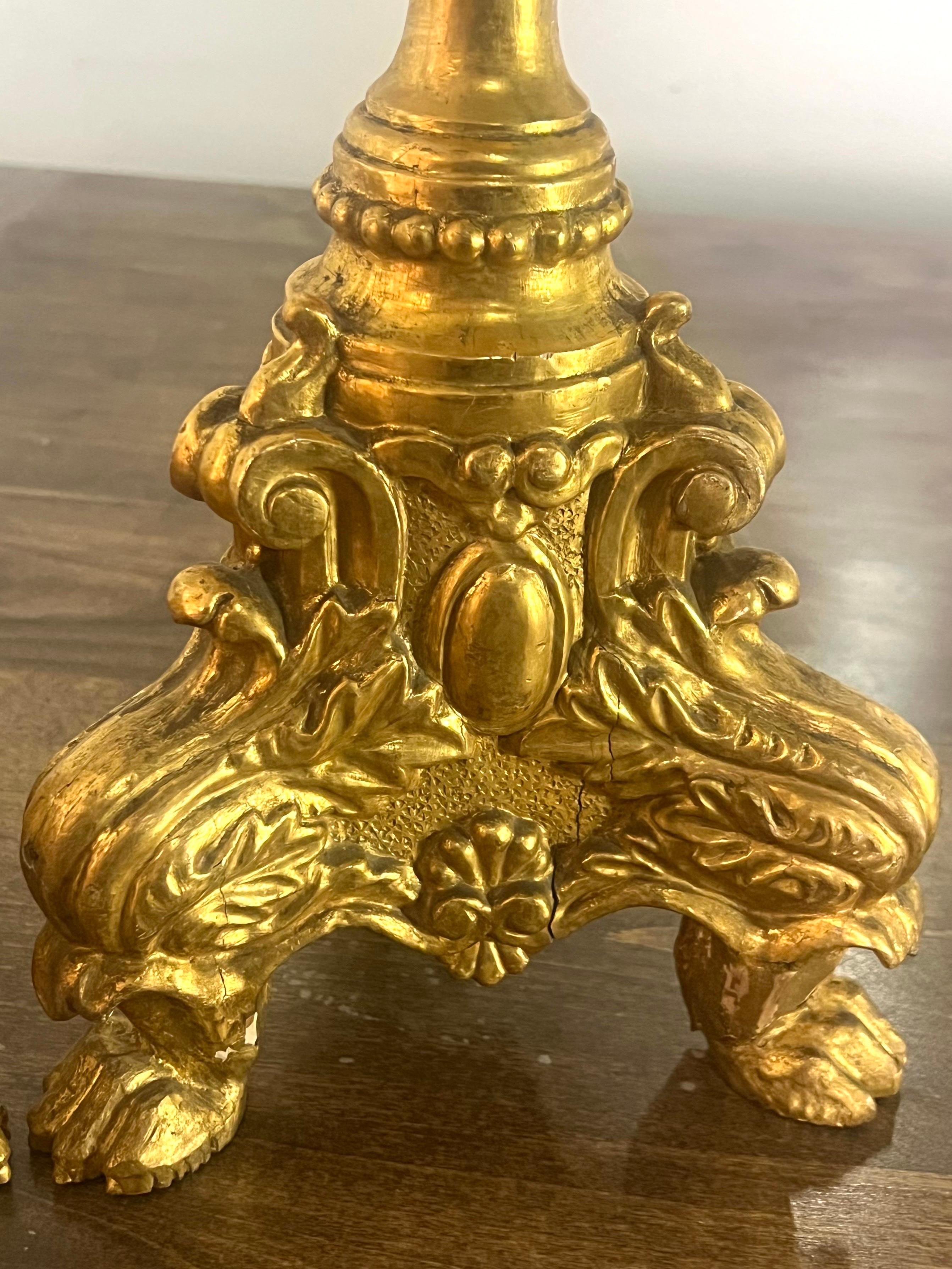Barocco Coppia di candelieri in legno d'orato del XIX secolo con bobeches in ferro in vendita