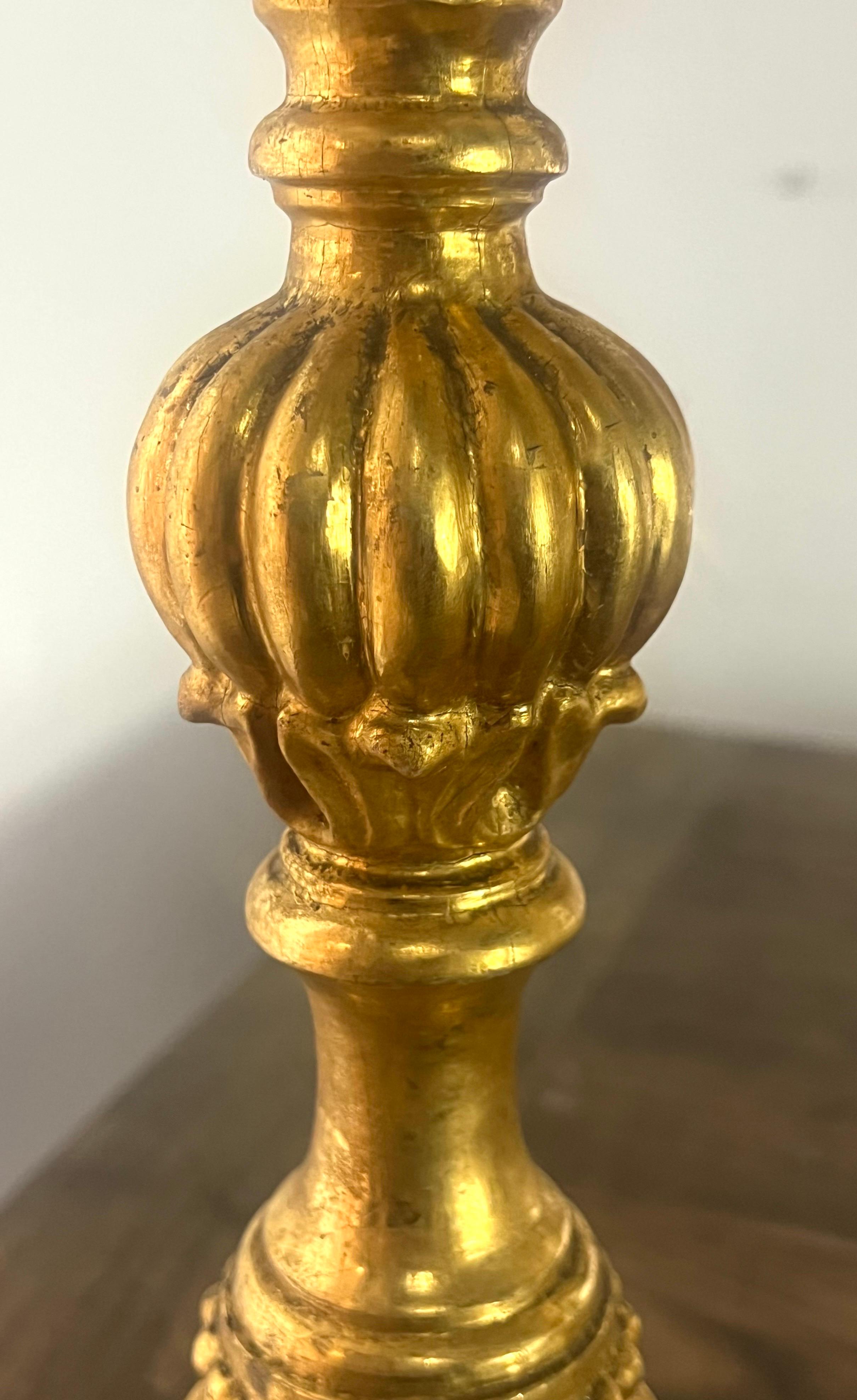 Italiano Coppia di candelieri in legno d'orato del XIX secolo con bobeches in ferro in vendita