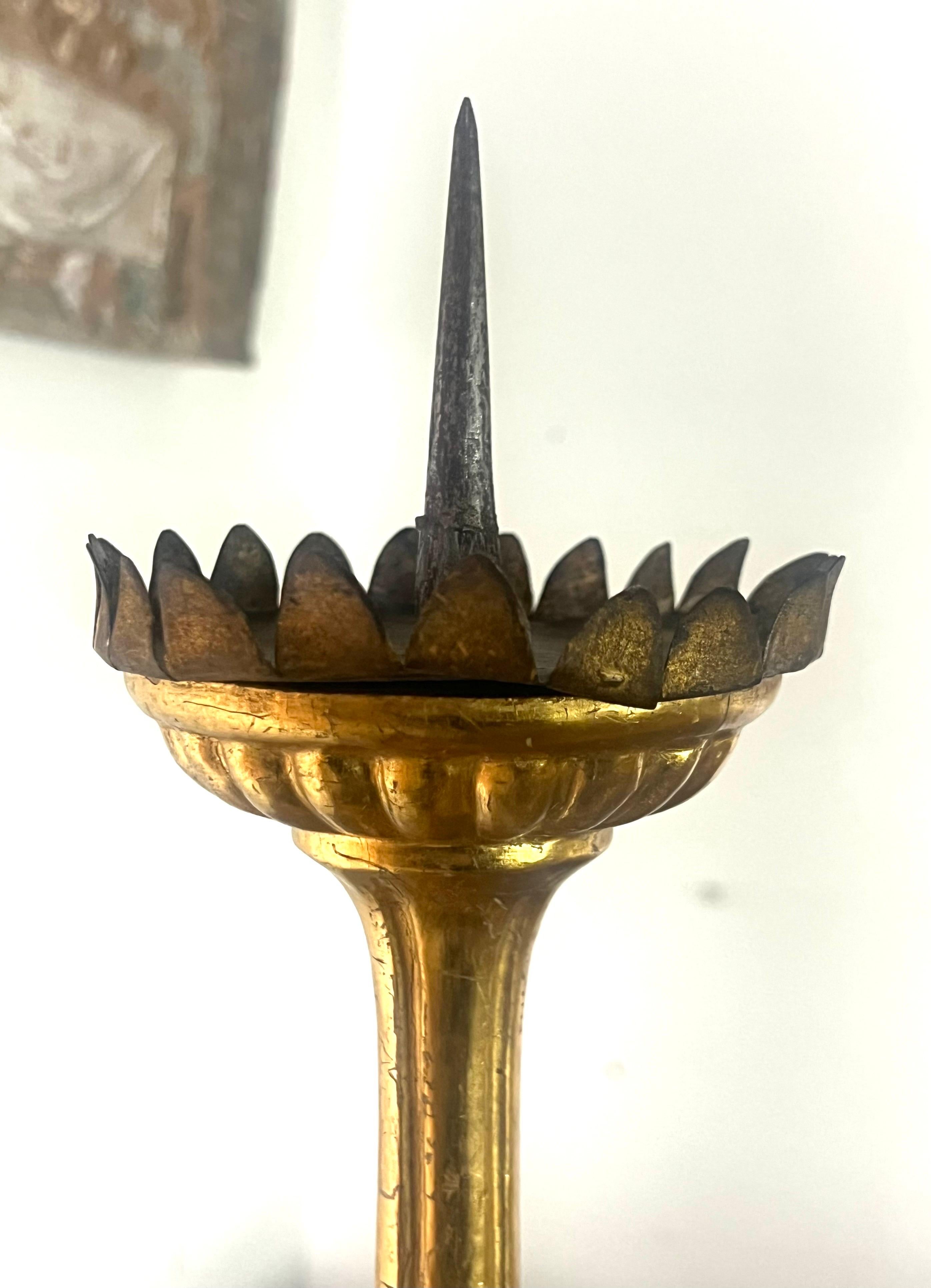 Metallo Coppia di candelieri in legno d'orato del XIX secolo con bobeches in ferro in vendita