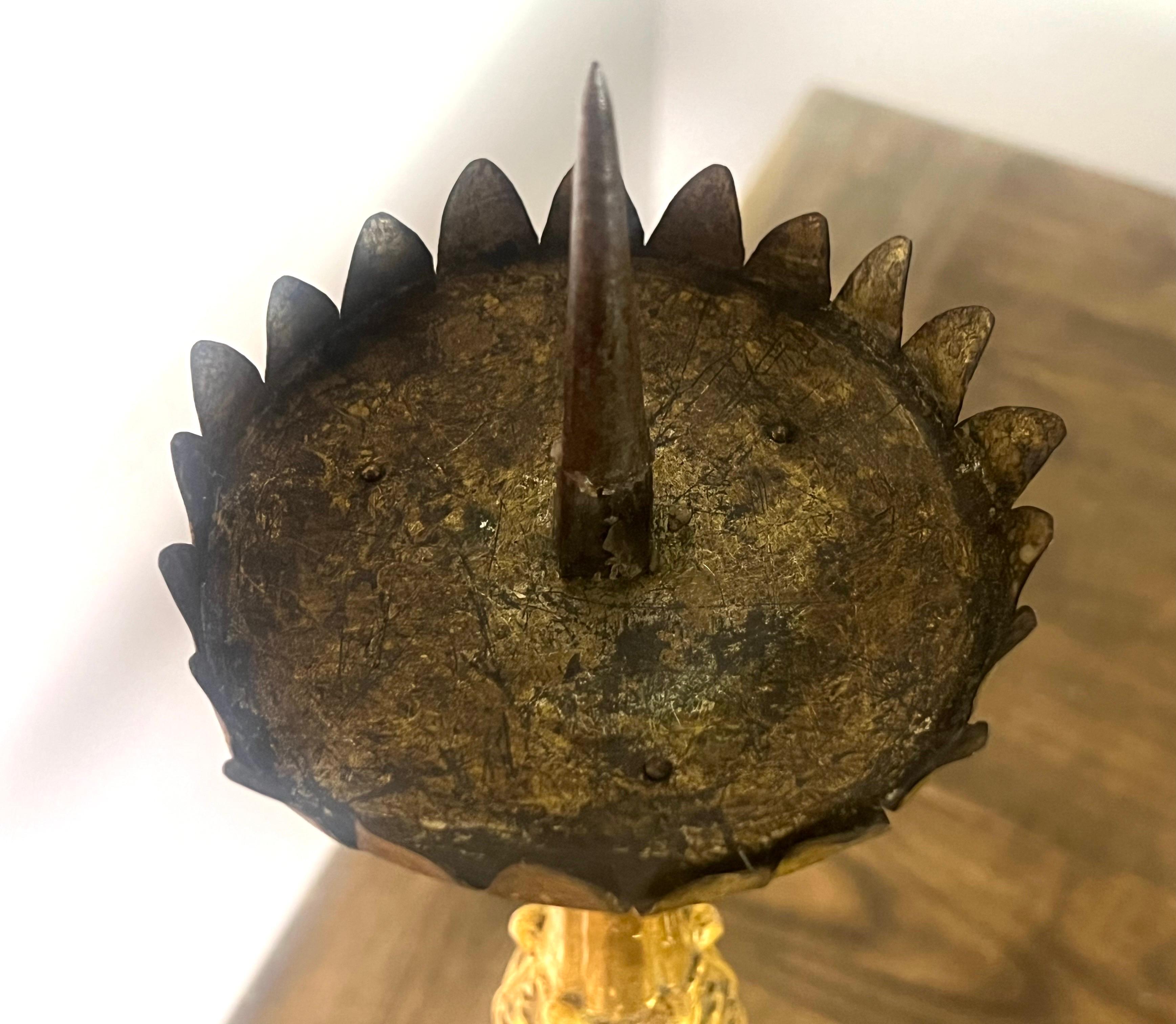 Coppia di candelieri in legno d'orato del XIX secolo con bobeches in ferro in vendita 1
