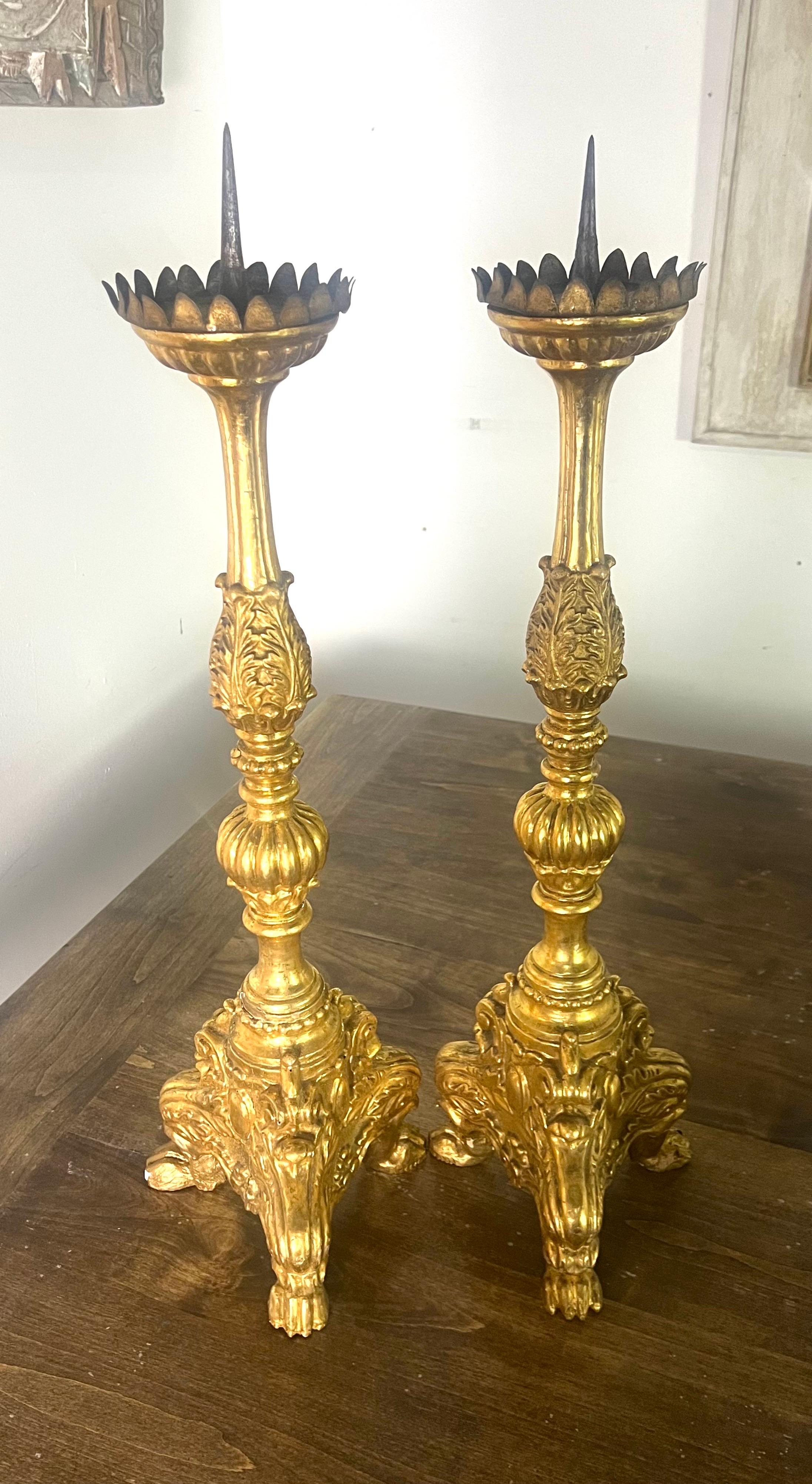 Coppia di candelieri in legno d'orato del XIX secolo con bobeches in ferro in vendita 2