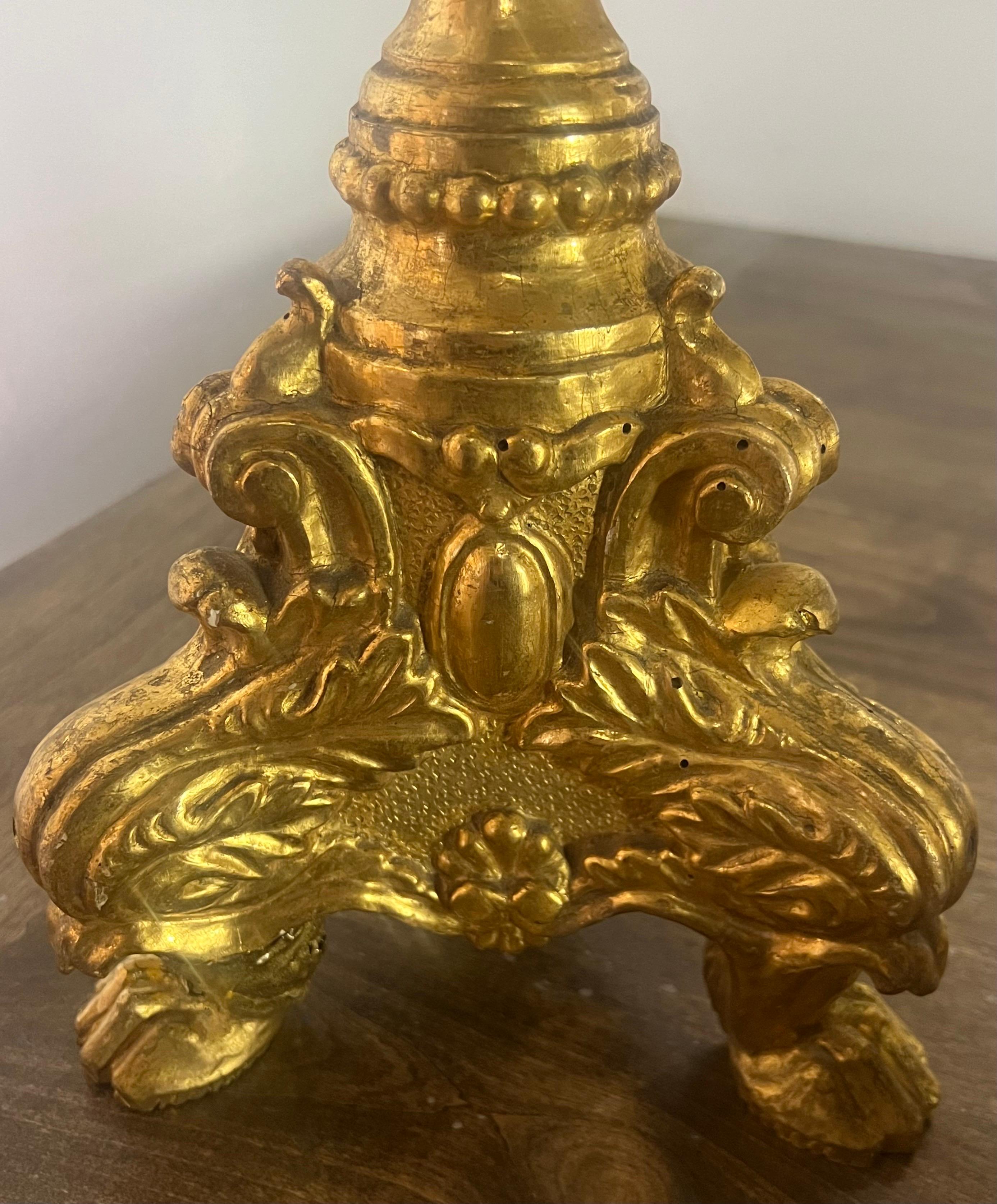 Coppia di candelieri in legno d'orato del XIX secolo con bobeches in ferro in vendita 3