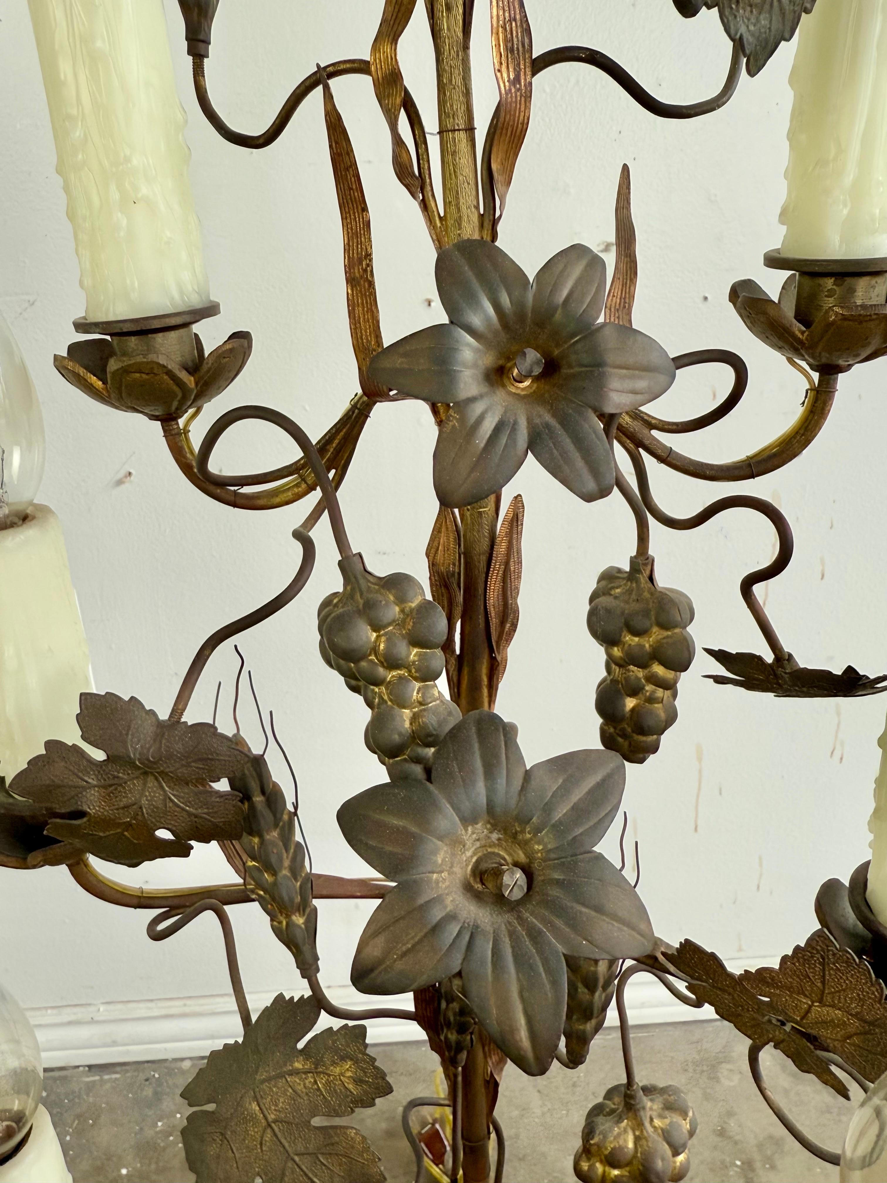 Pareja de candelabros italianos de latón del s. XIX Renacimiento en venta