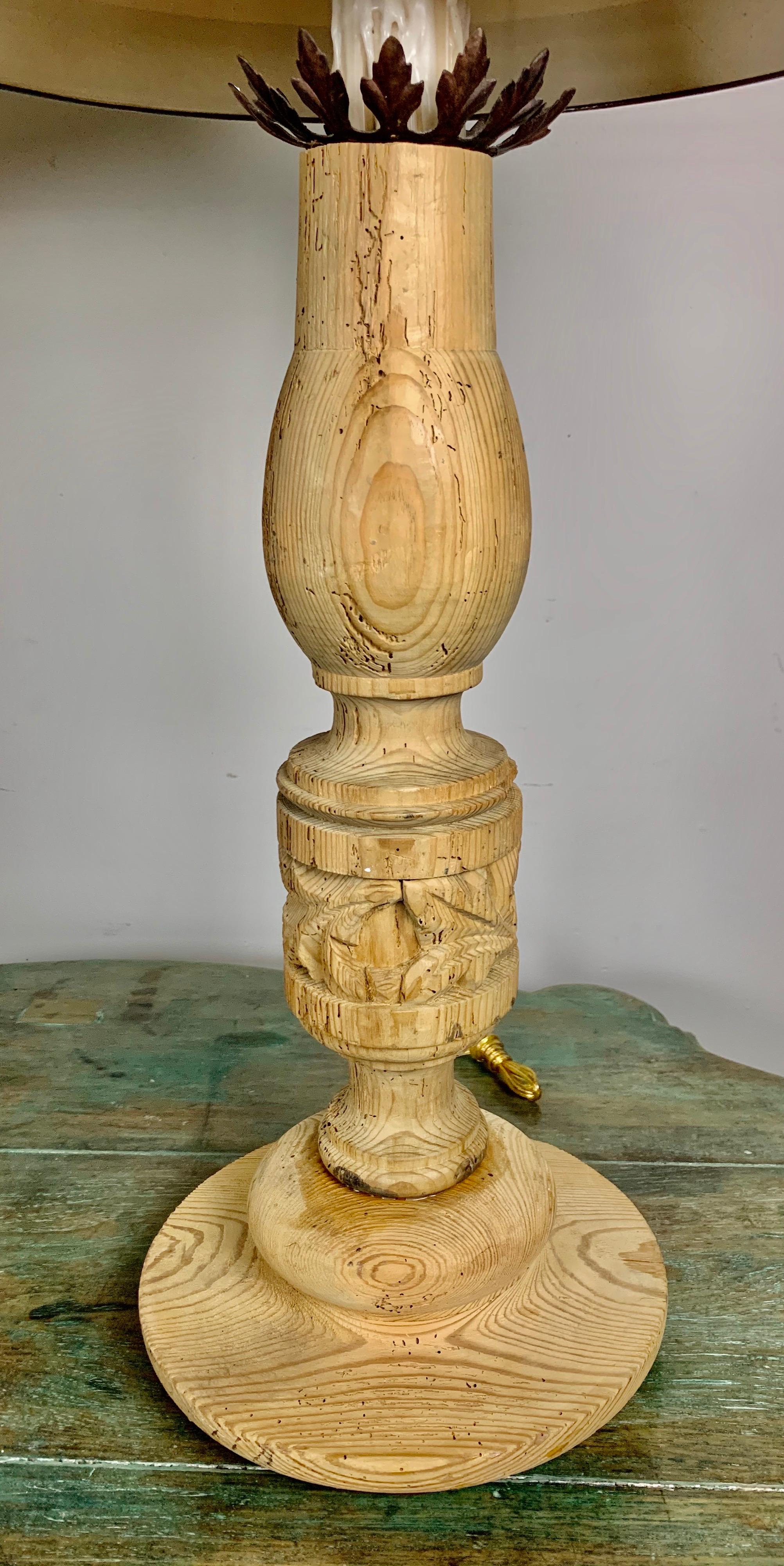 Sculpté à la main Paire de chandeliers italiens du XIXe siècle avec abat-jours en parchemin sur mesure en vente