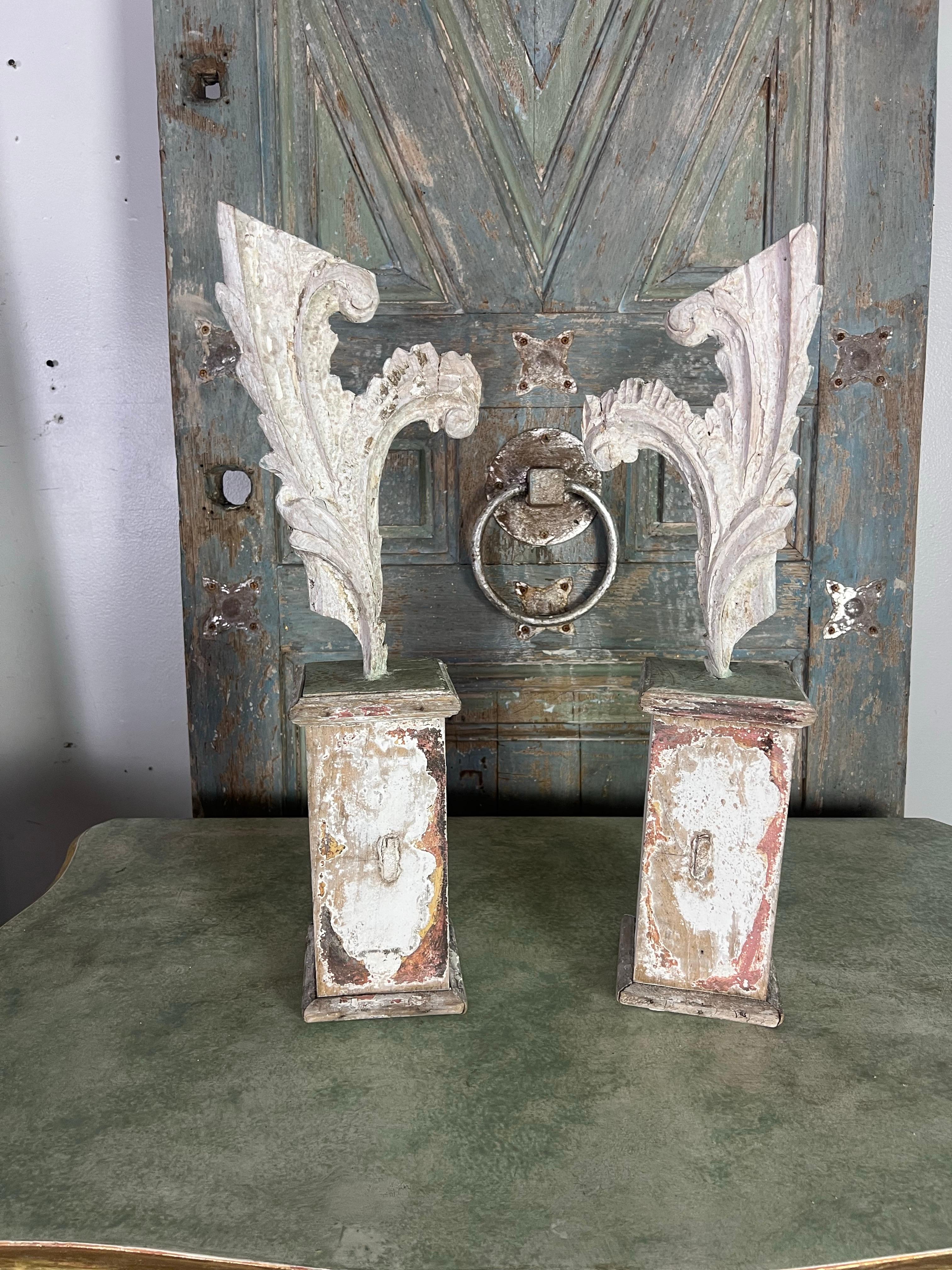 Rococo Paire de sculptures italiennes du 19ème siècle sur socles en bois en vente