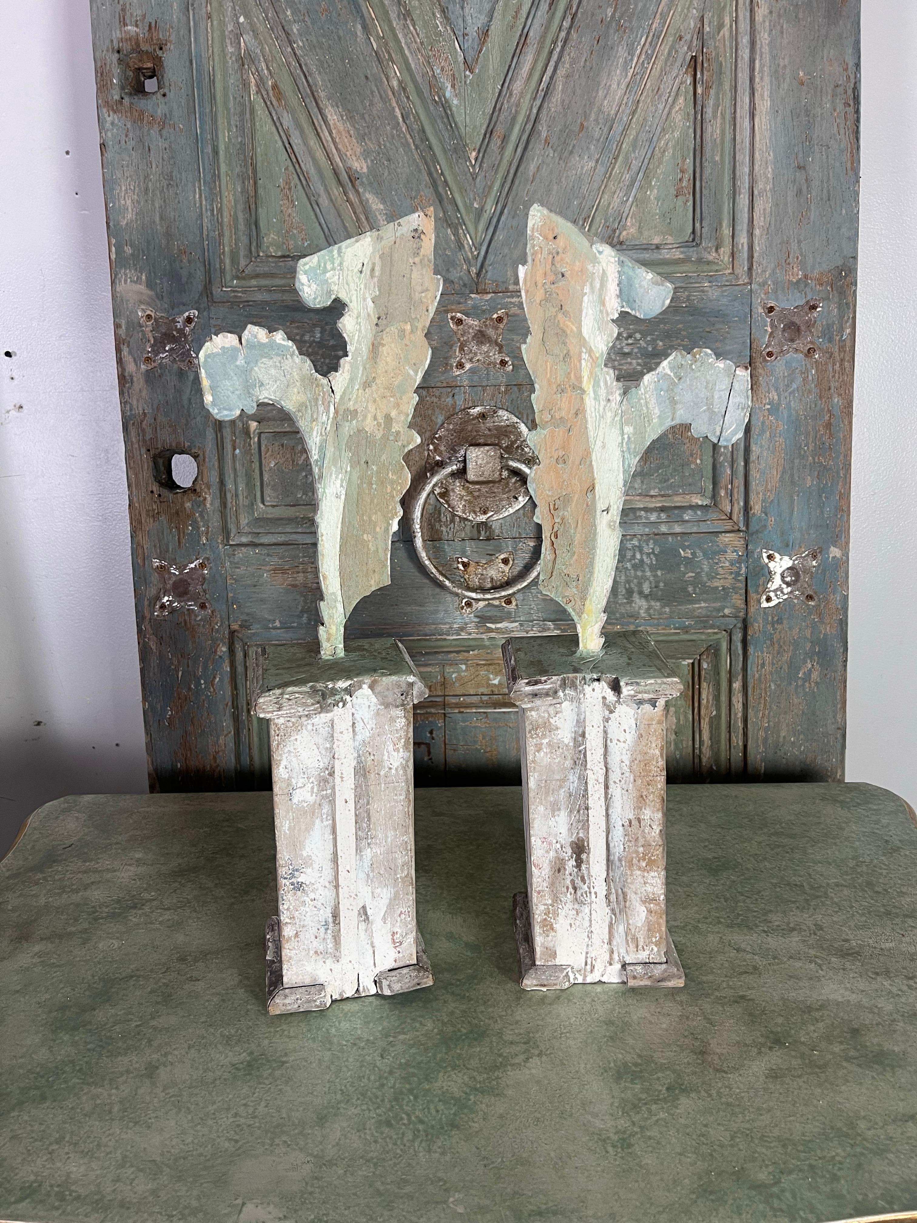 Bois Paire de sculptures italiennes du 19ème siècle sur socles en bois en vente