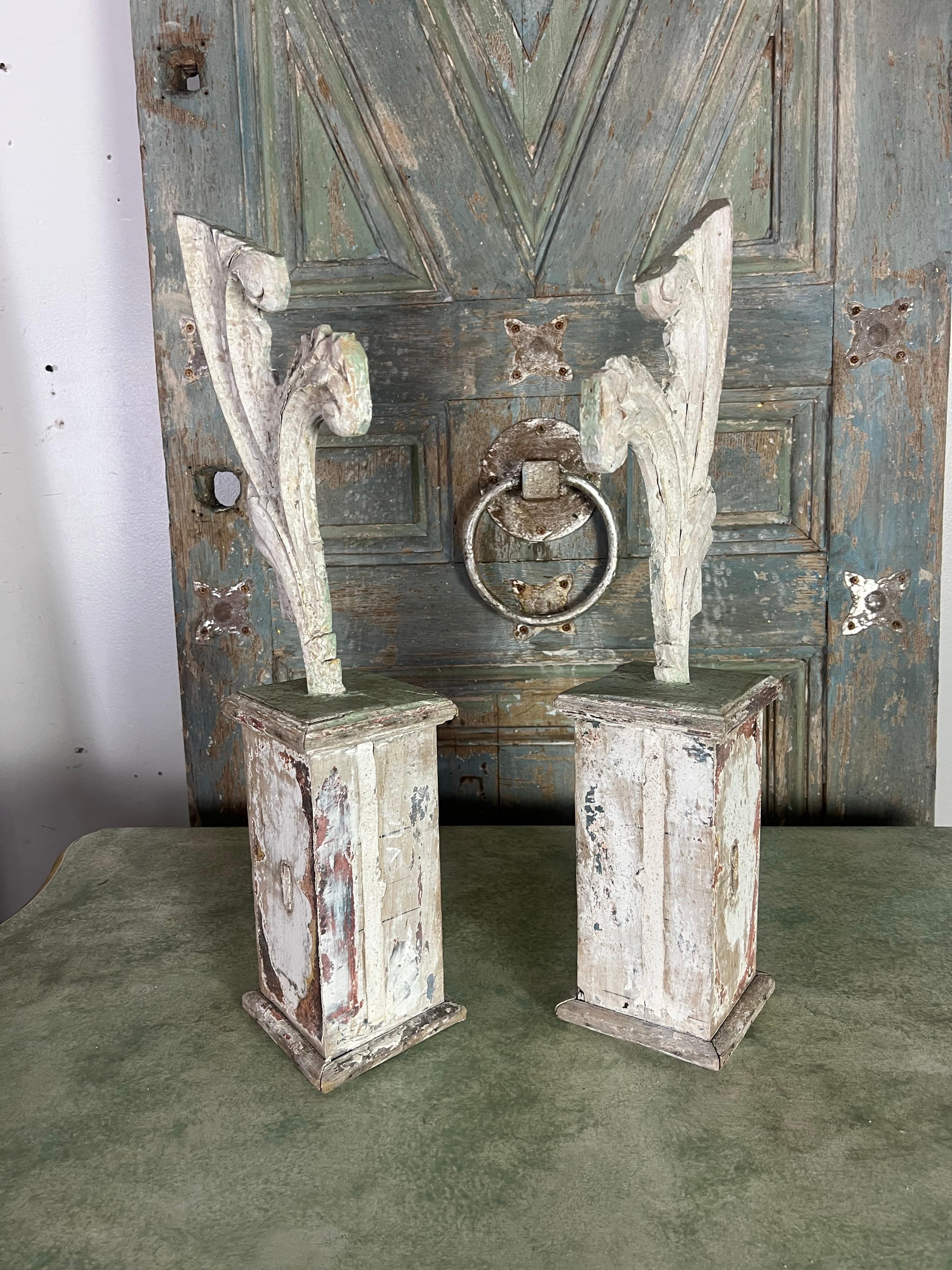 Paire de sculptures italiennes du 19ème siècle sur socles en bois en vente 1