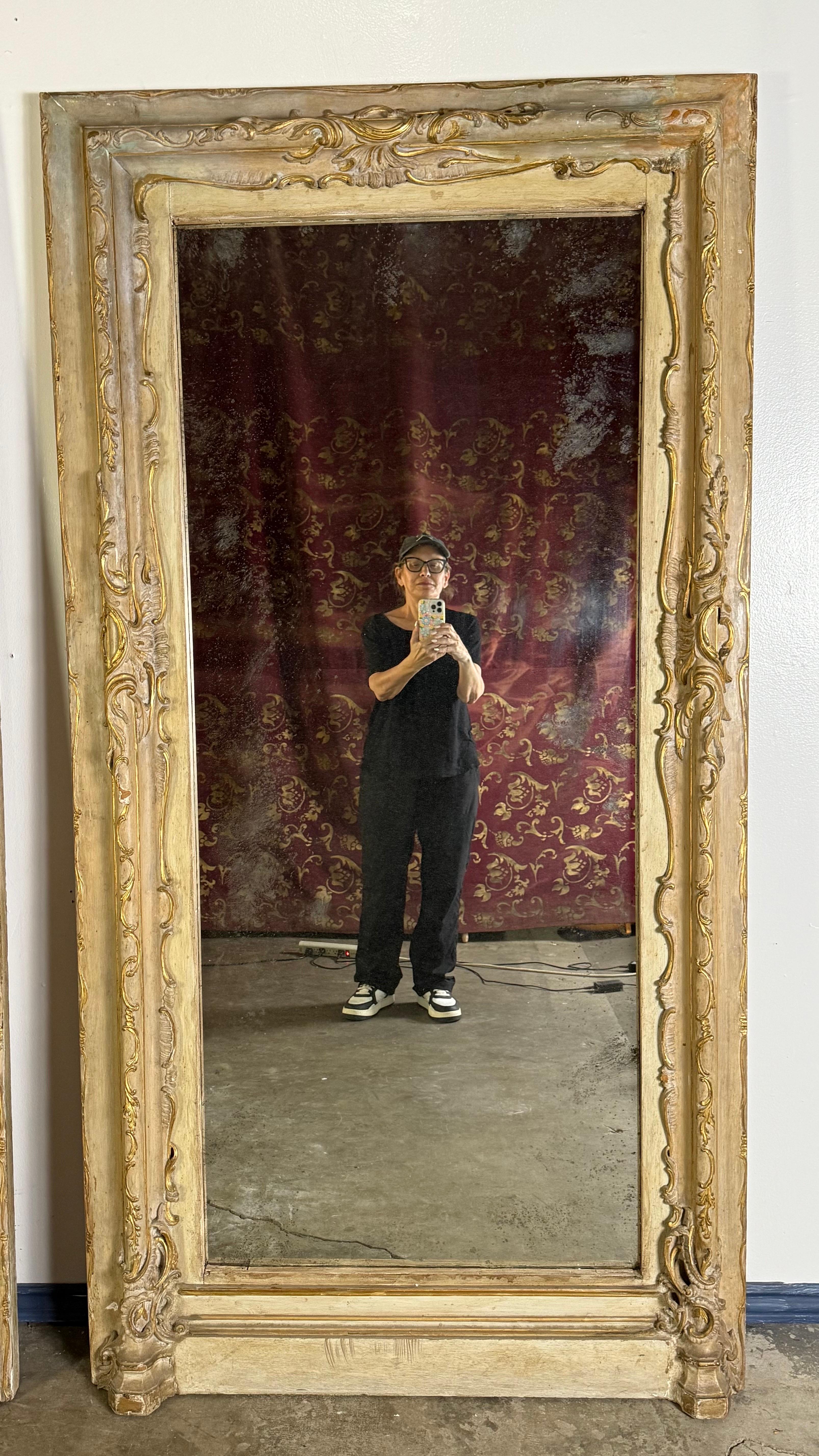 Paire d'encadrements de porte italiens du A.I.C. avec Antique Mirror Abîmé - En vente à Los Angeles, CA
