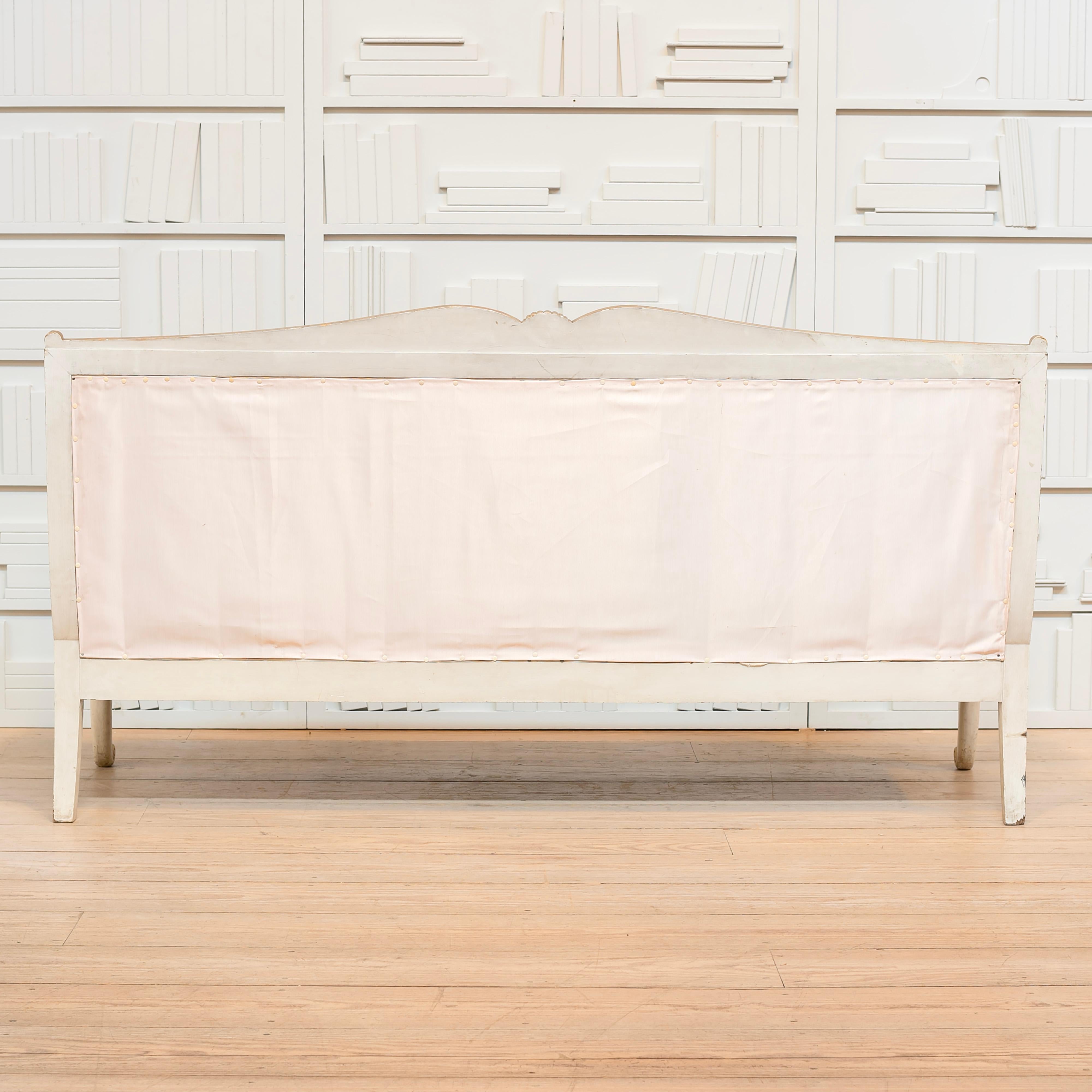 Paire de canapés italiens du 19e C. en bois doré et décorés à la peinture, avec accoudoirs à volutes en vente 4