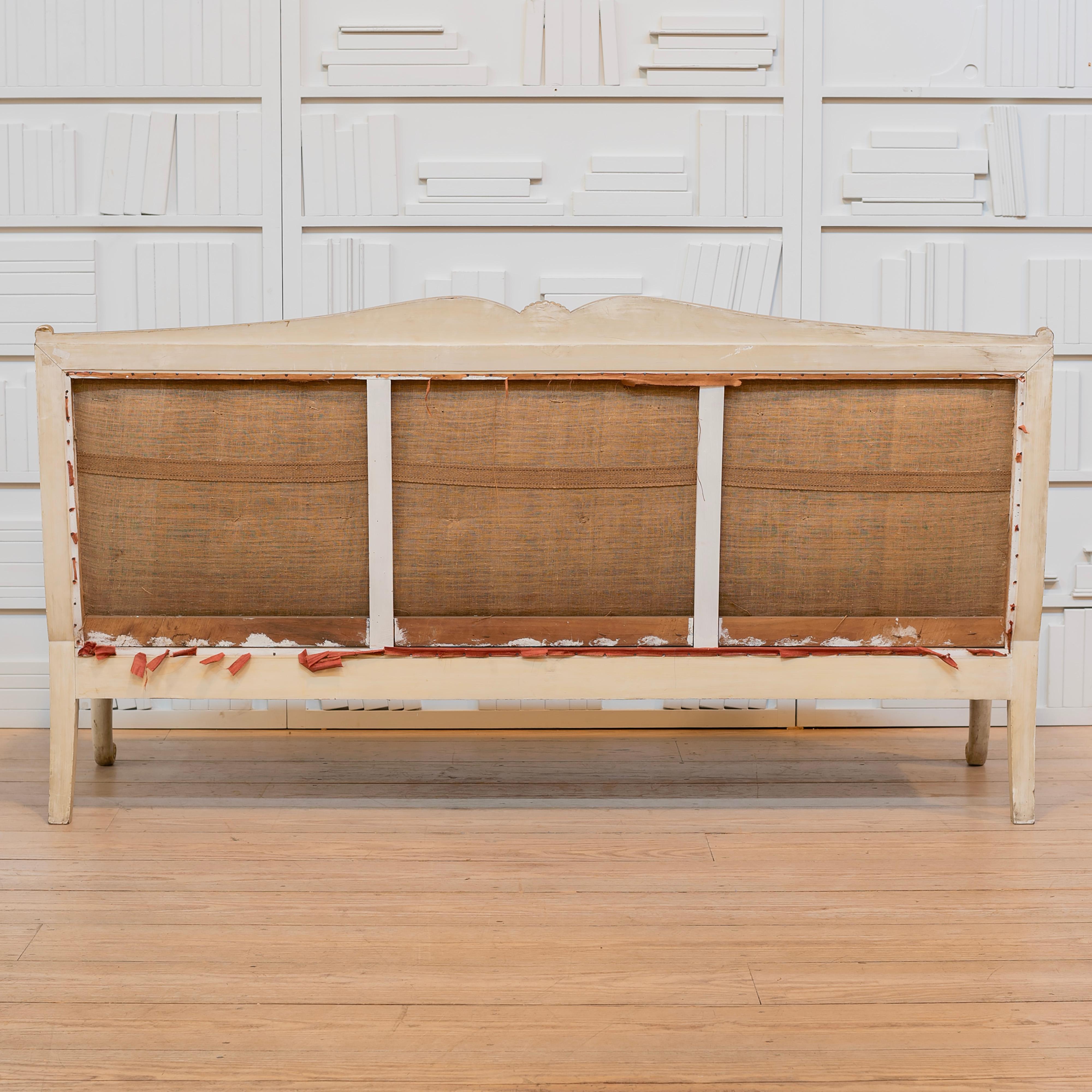 Paire de canapés italiens du 19e C. en bois doré et décorés à la peinture, avec accoudoirs à volutes en vente 5