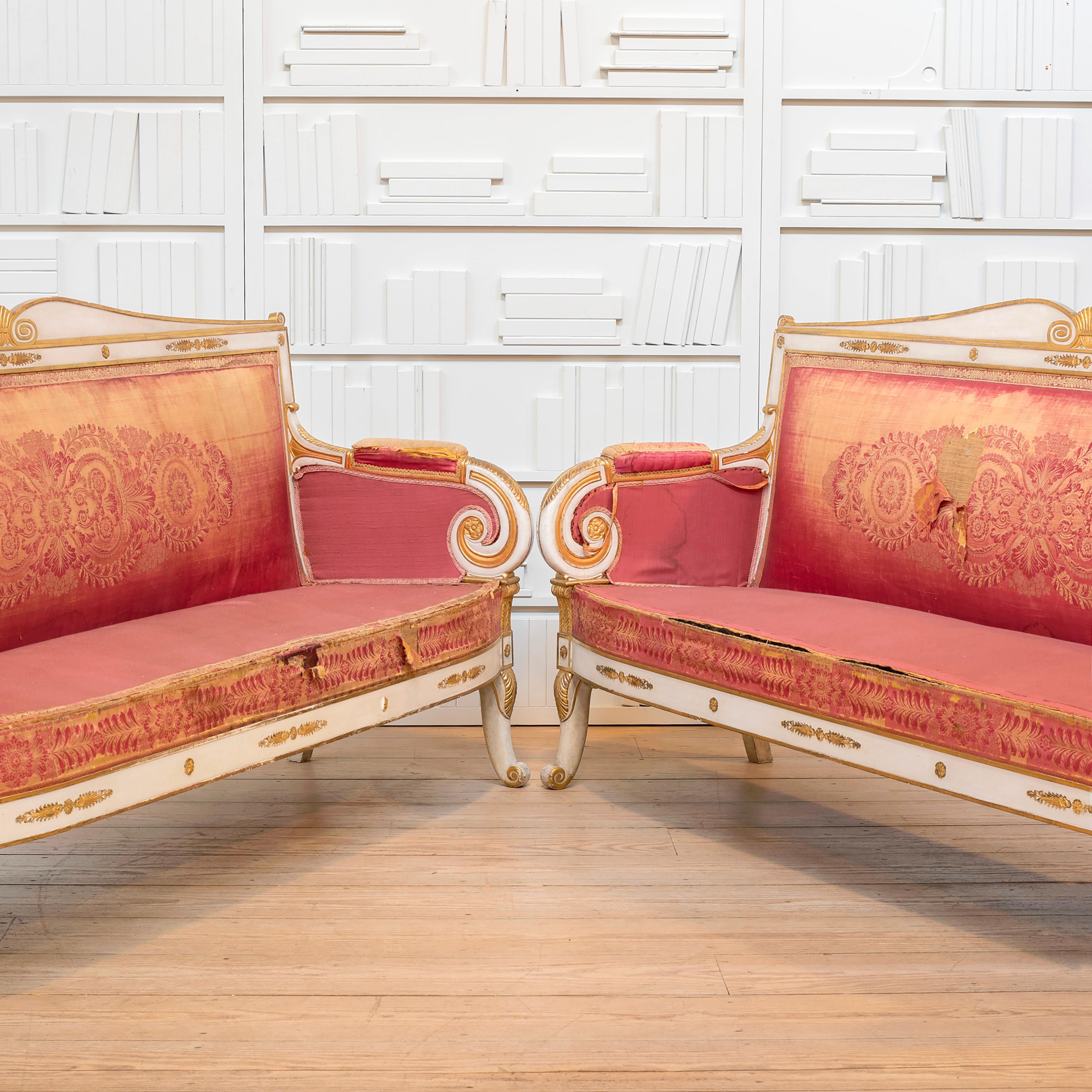 Néoclassique Paire de canapés italiens du 19e C. en bois doré et décorés à la peinture, avec accoudoirs à volutes en vente