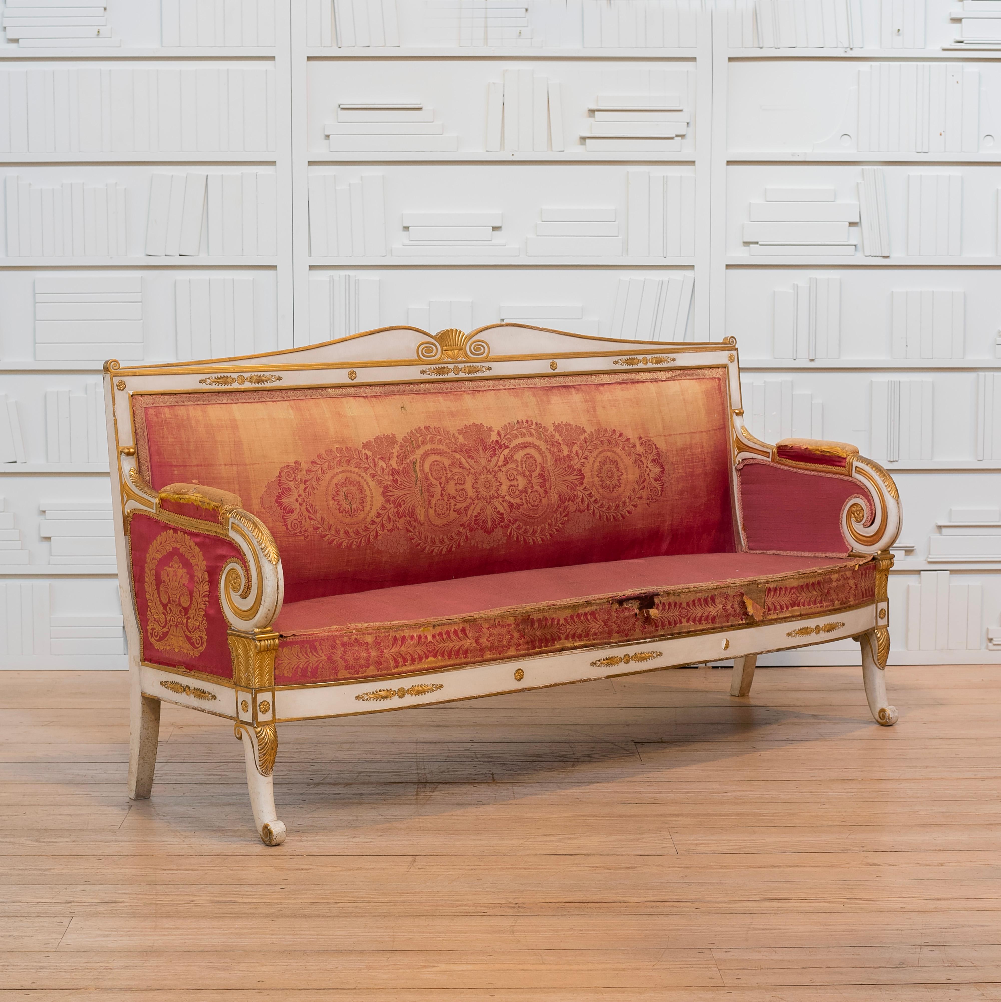 Paire de canapés italiens du 19e C. en bois doré et décorés à la peinture, avec accoudoirs à volutes Bon état - En vente à Kent, CT