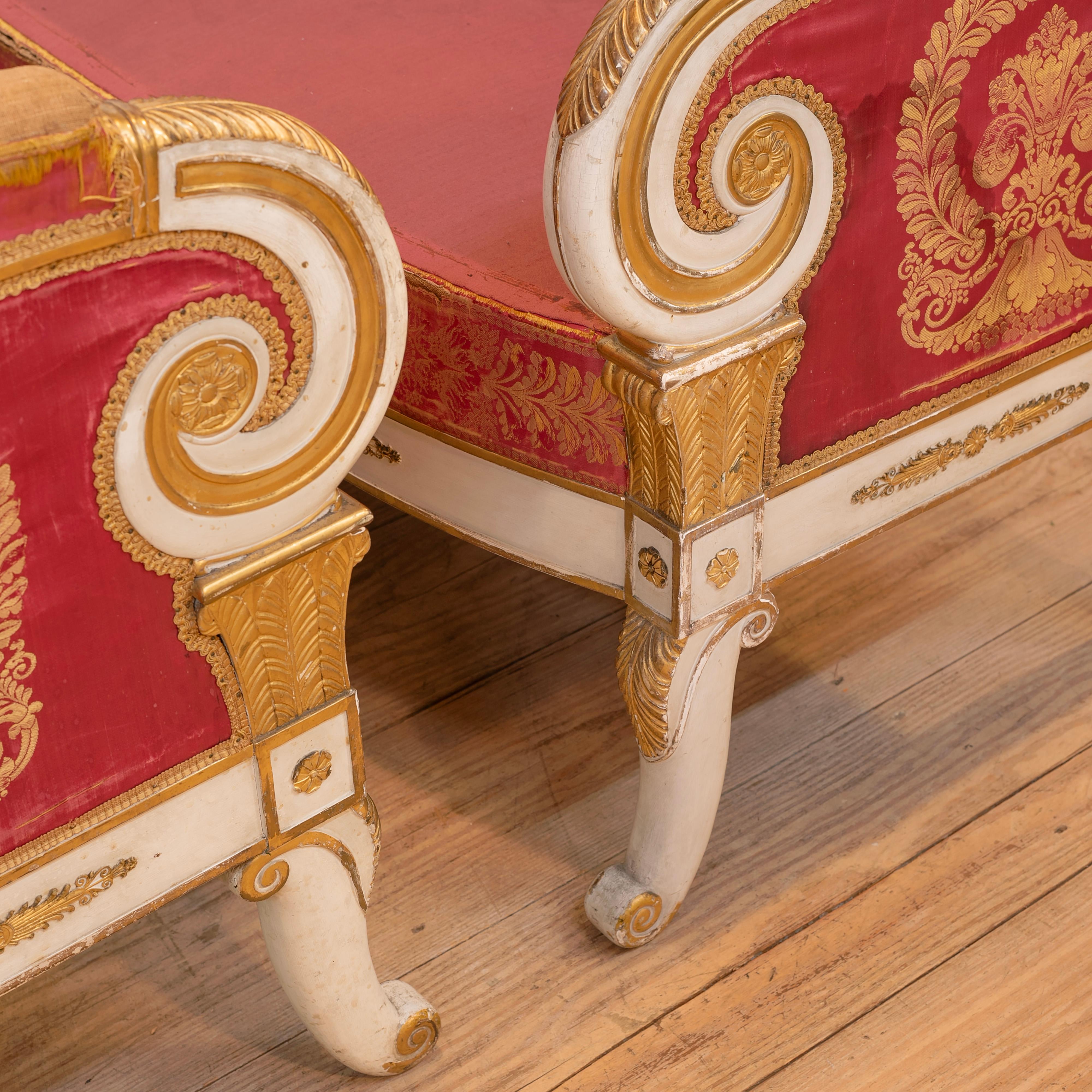 XIXe siècle Paire de canapés italiens du 19e C. en bois doré et décorés à la peinture, avec accoudoirs à volutes en vente