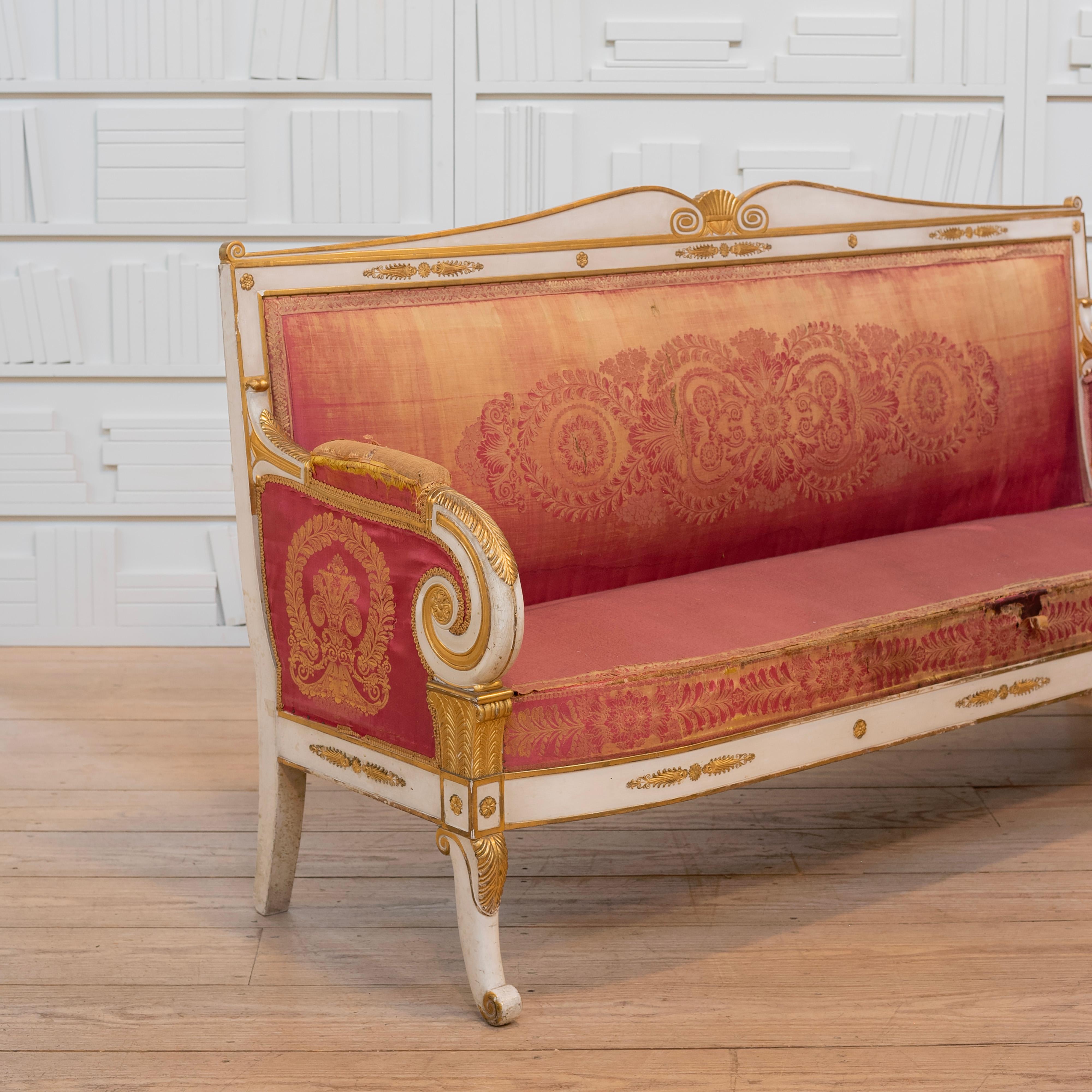 Soie Paire de canapés italiens du 19e C. en bois doré et décorés à la peinture, avec accoudoirs à volutes en vente