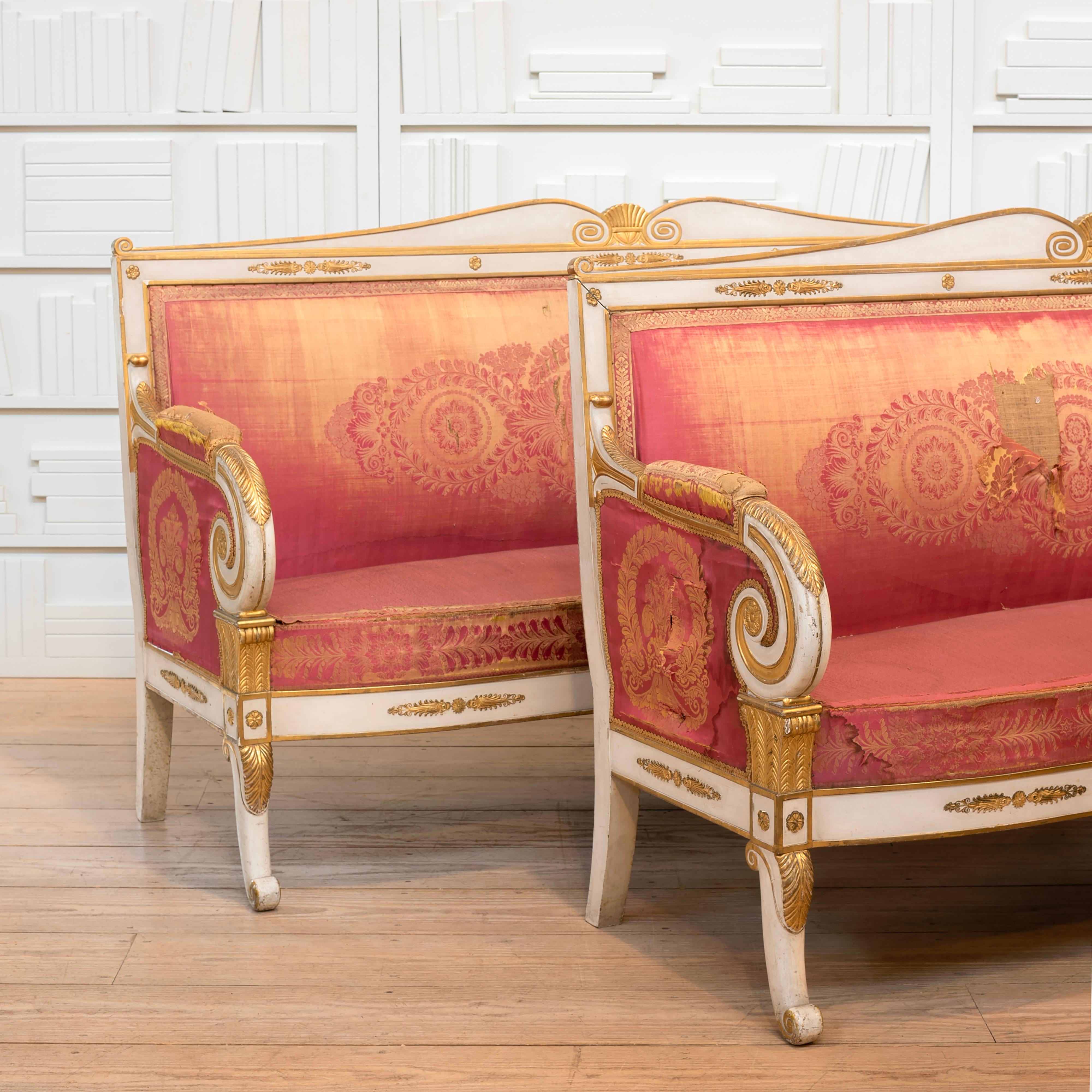 Paire de canapés italiens du 19e C. en bois doré et décorés à la peinture, avec accoudoirs à volutes en vente 1