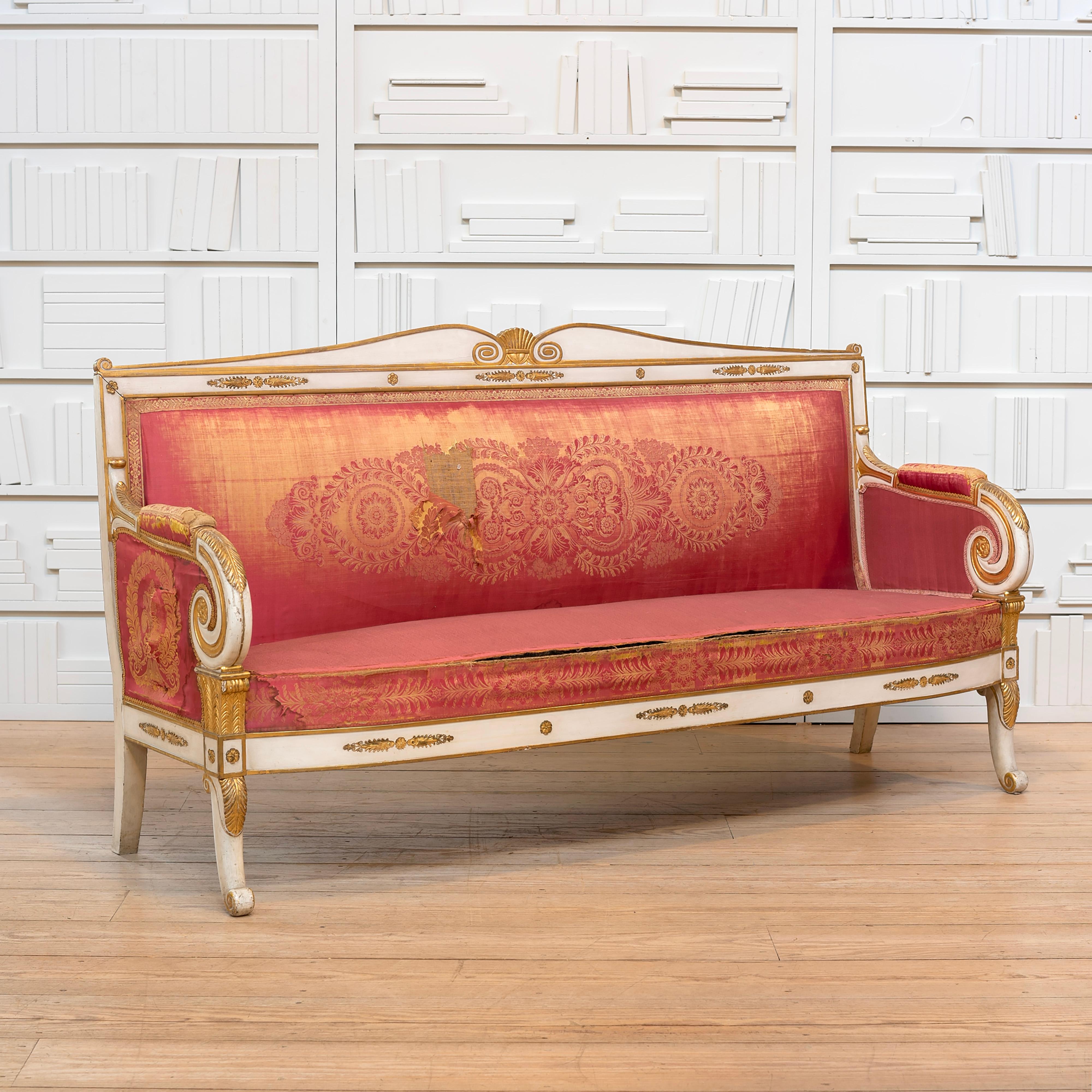 Paire de canapés italiens du 19e C. en bois doré et décorés à la peinture, avec accoudoirs à volutes en vente 2