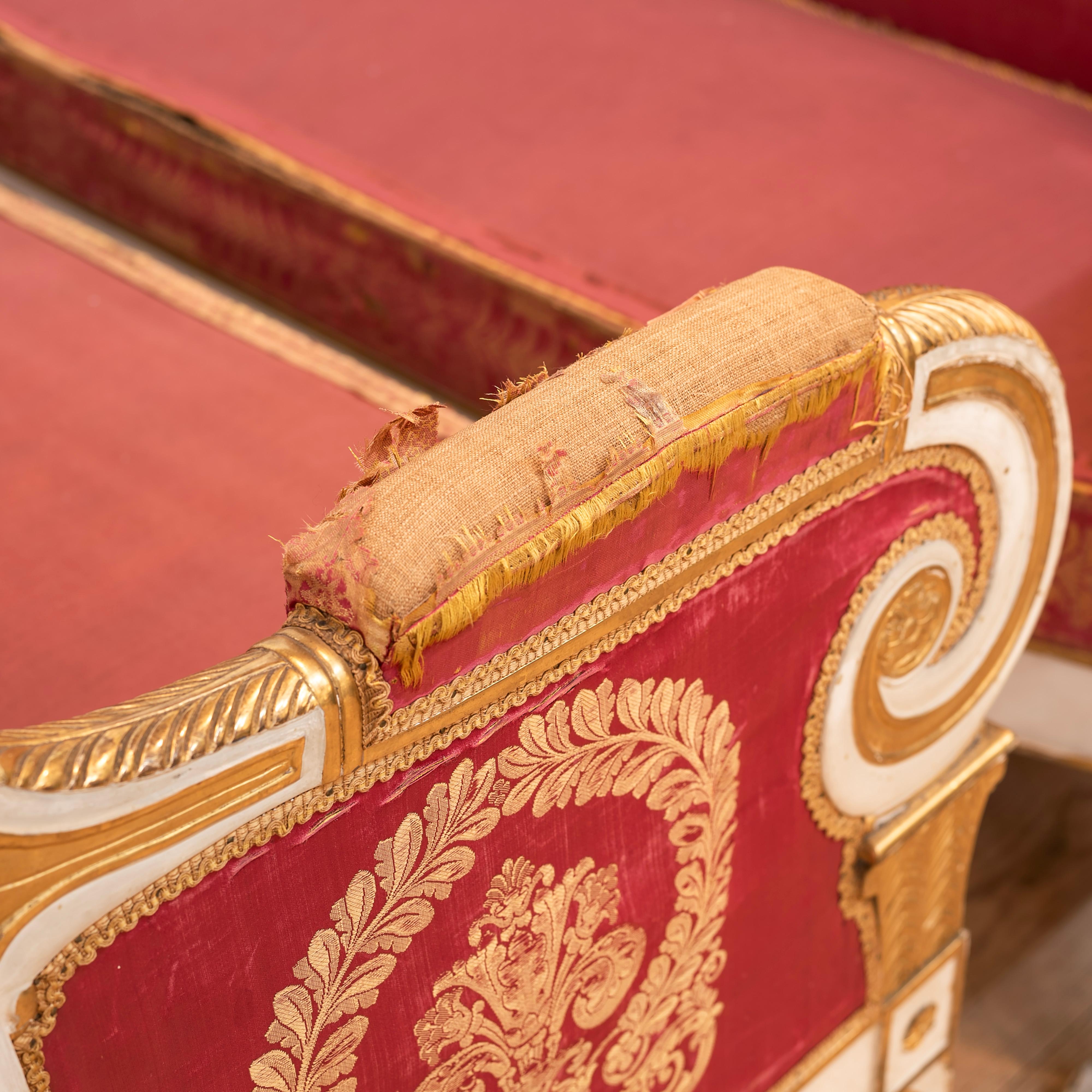 Paire de canapés italiens du 19e C. en bois doré et décorés à la peinture, avec accoudoirs à volutes en vente 3