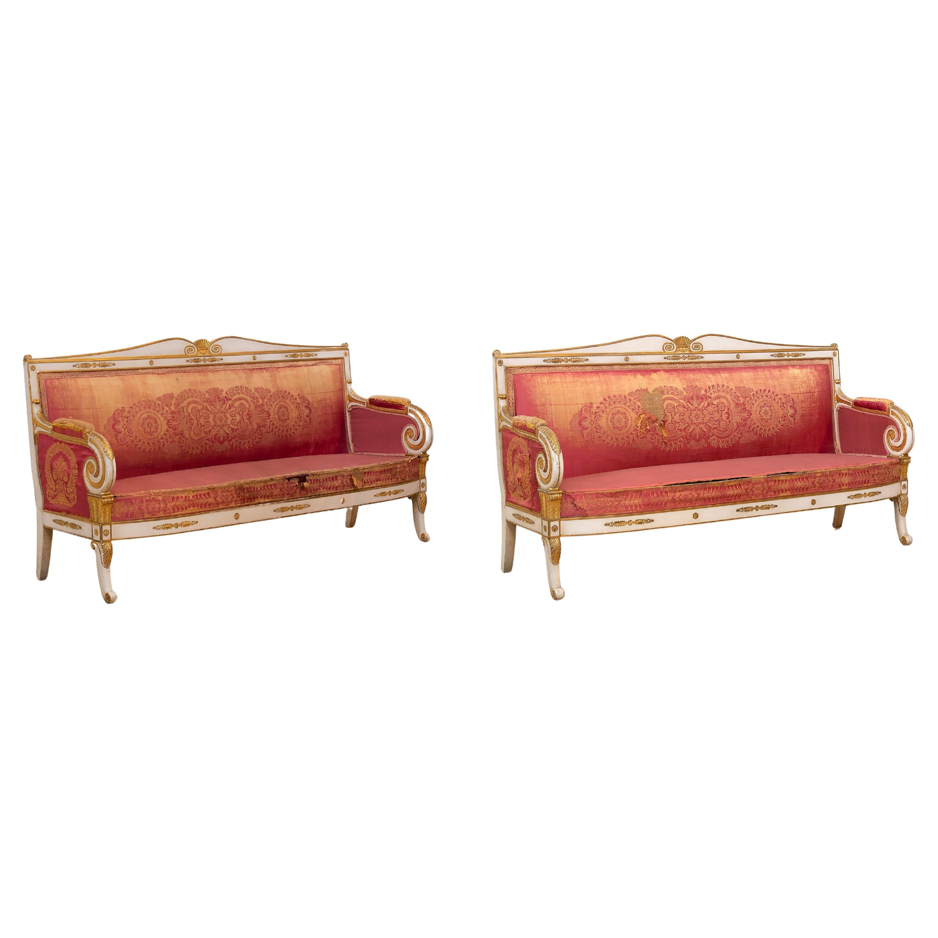 Paire de canapés italiens du 19e C. en bois doré et décorés à la peinture, avec accoudoirs à volutes