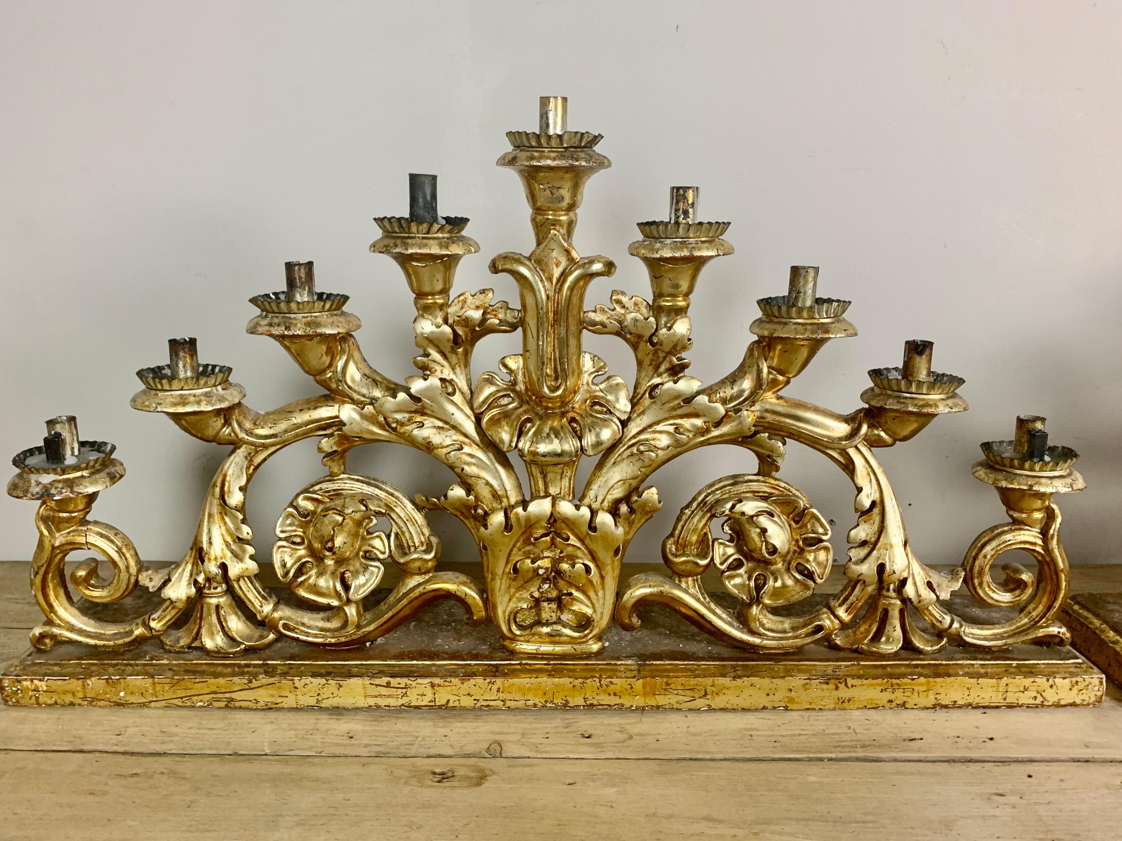 Paar italienische Giltwood-Kerzenhalter aus dem 19. (Barock) im Angebot