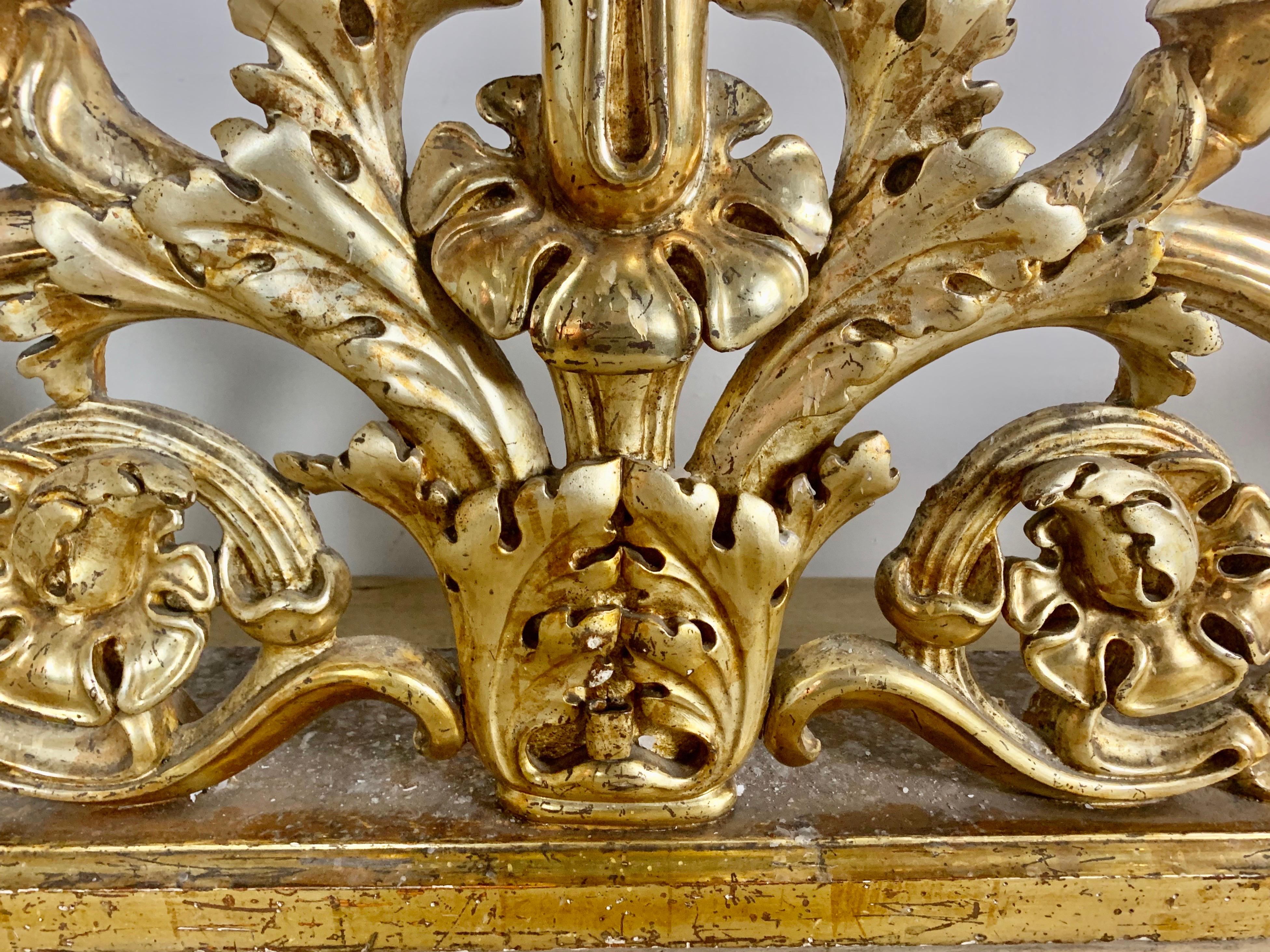 Paar italienische Giltwood-Kerzenhalter aus dem 19. (Italienisch) im Angebot