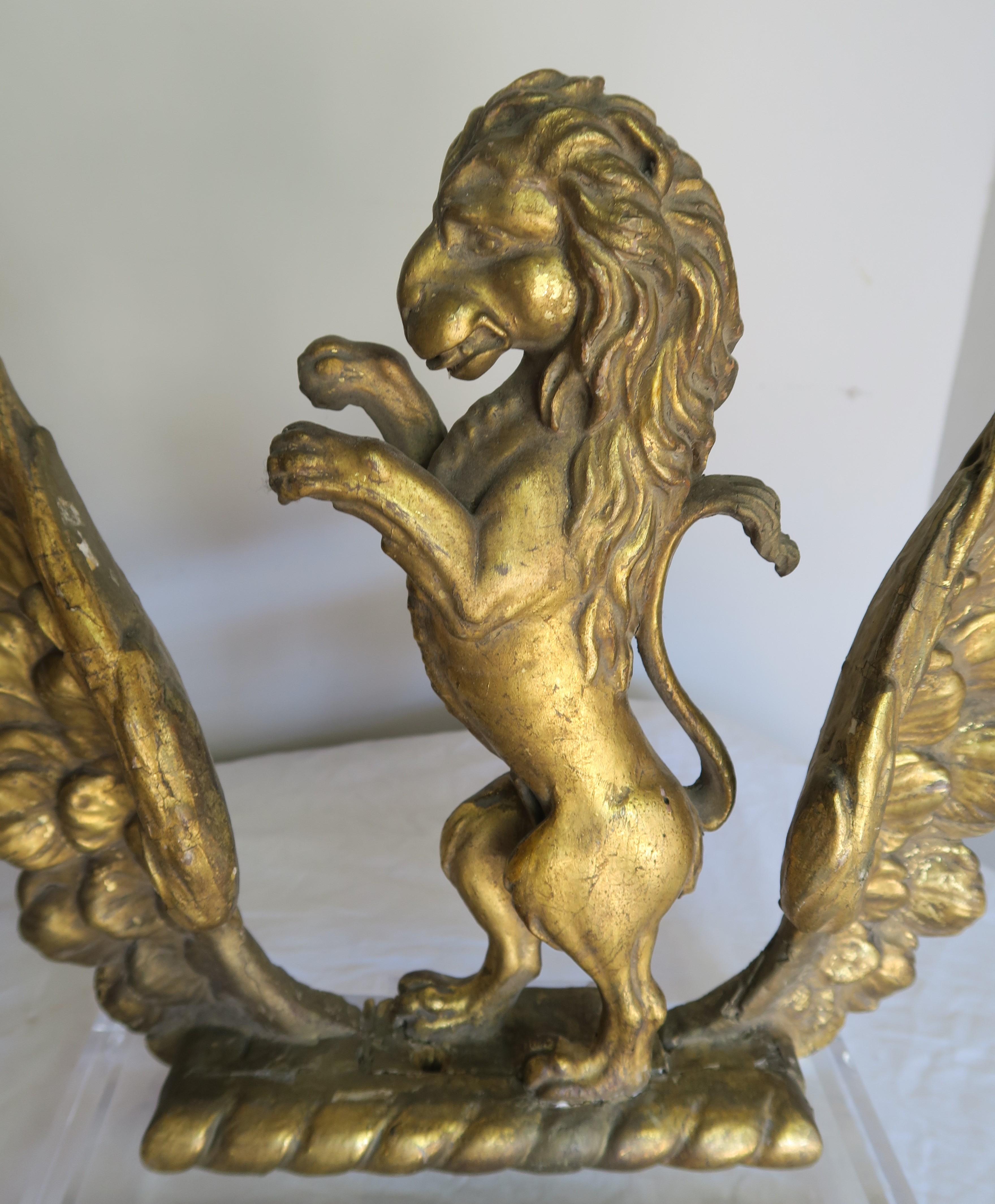 Pair of 19th Century Italian Giltwood Lions on Lucite Bases (Italienisch)