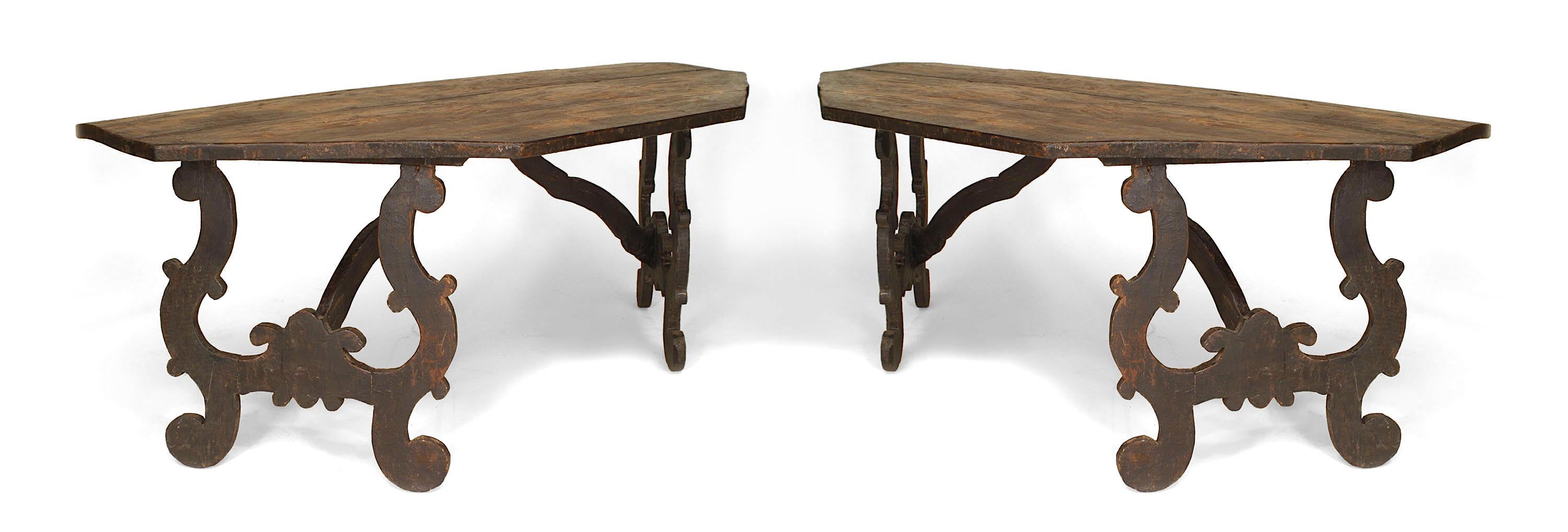 Ein Paar Konsolentische aus gebeizter Eiche im italienischen Renaissancestil (19. Jh.) mit doppelten, geschwungenen Seiten, die eine abgeschnittene Eckplatte tragen. (PREIS ALS PAAR)
