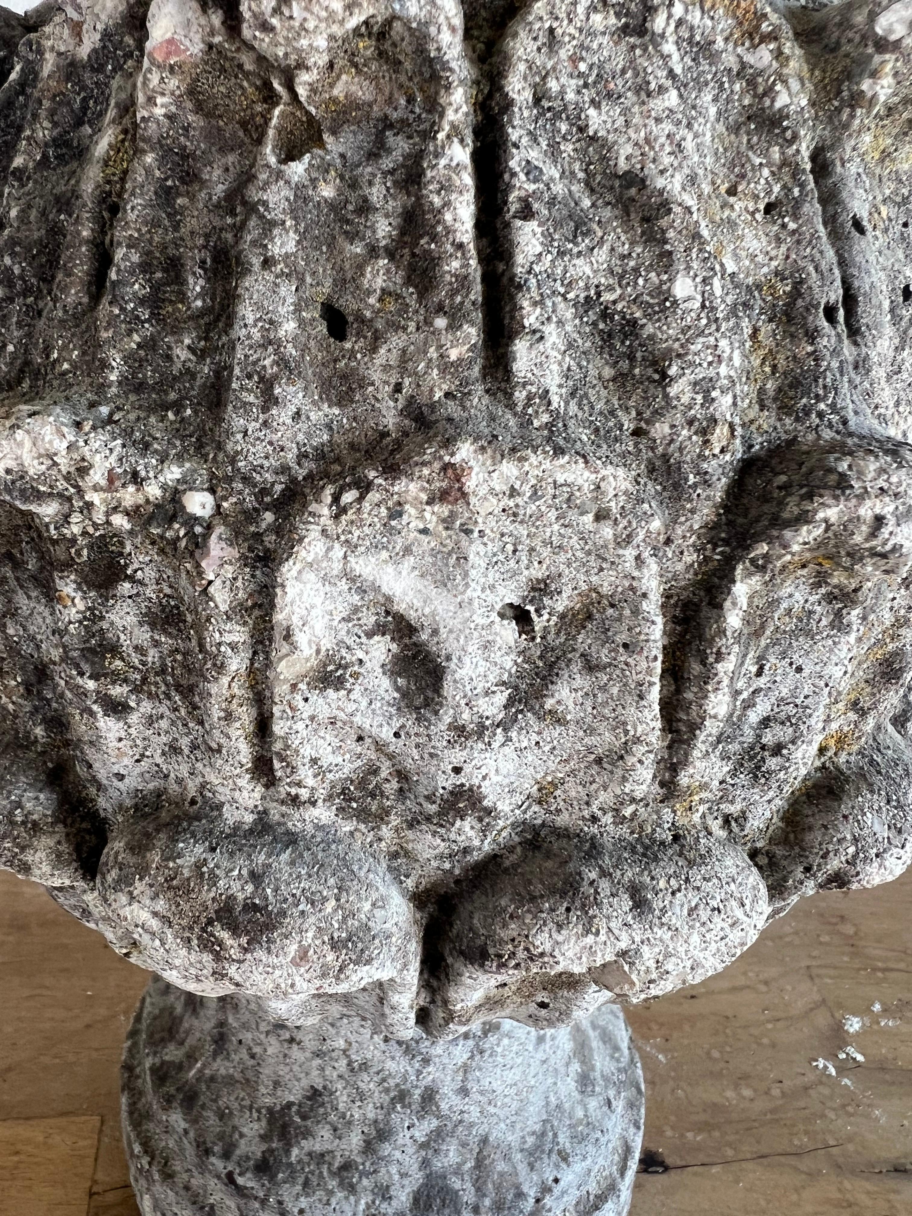 Paar italienische Stone Artischocken aus dem 19. (Handgeschnitzt) im Angebot