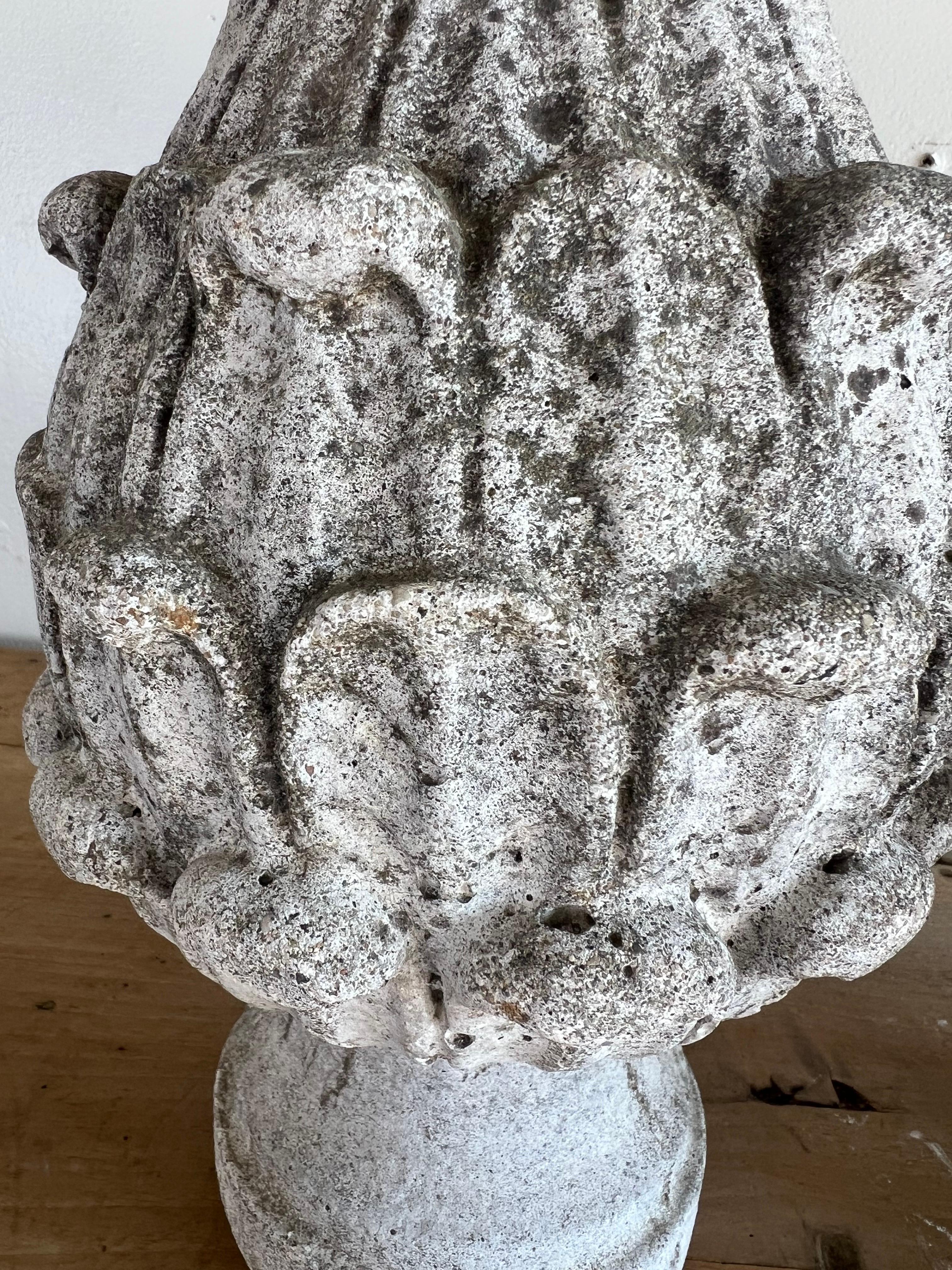 Paar italienische Stone Artischocken aus dem 19. im Zustand „Starke Gebrauchsspuren“ im Angebot in Los Angeles, CA