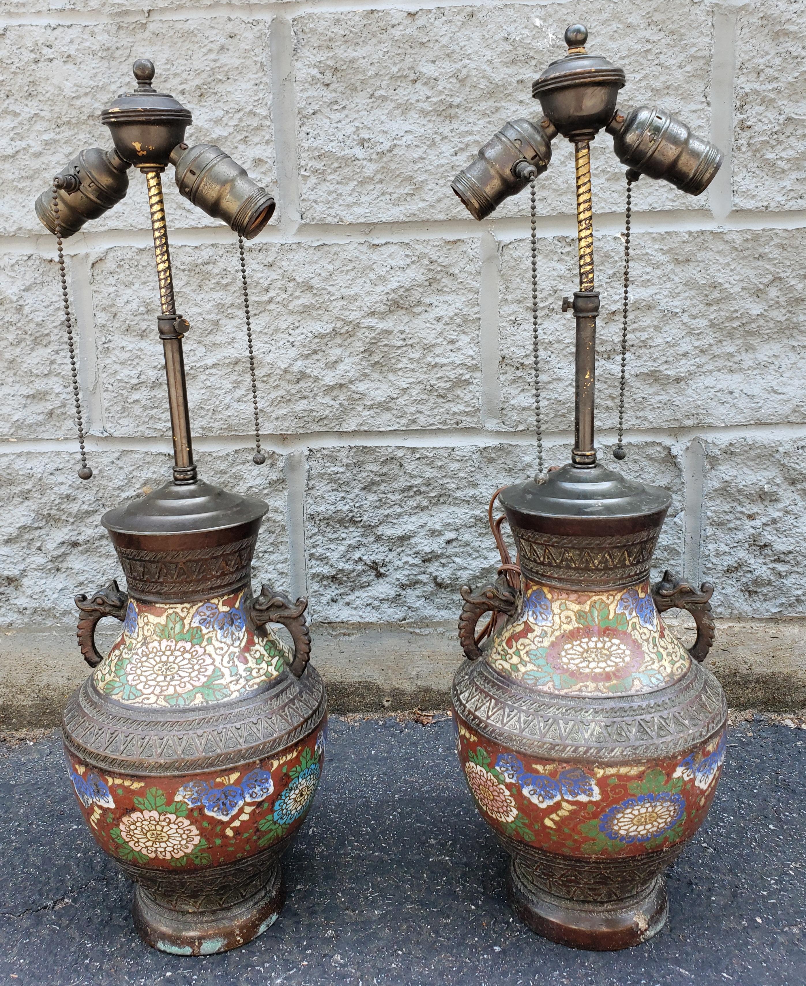 Paire de vases en bronze champlevé et émaillé cloisonné du Japon Meiji du XIXe siècle, montés comme lampes.
Paire très rare. 8