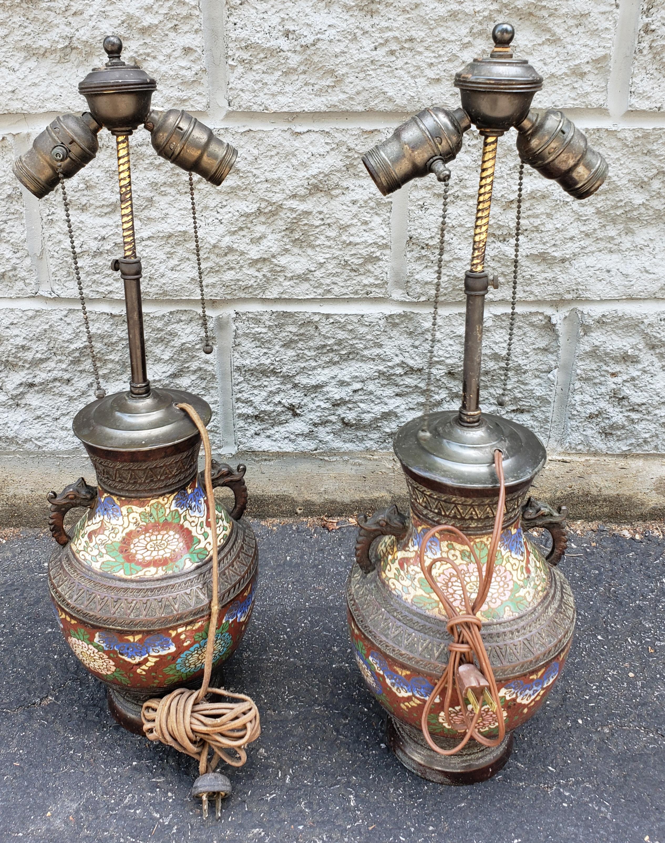 XIXe siècle Paire de vases en bronze champlevé et émail cloisonné de style Meiji du 19ème siècle montés en lampe en vente