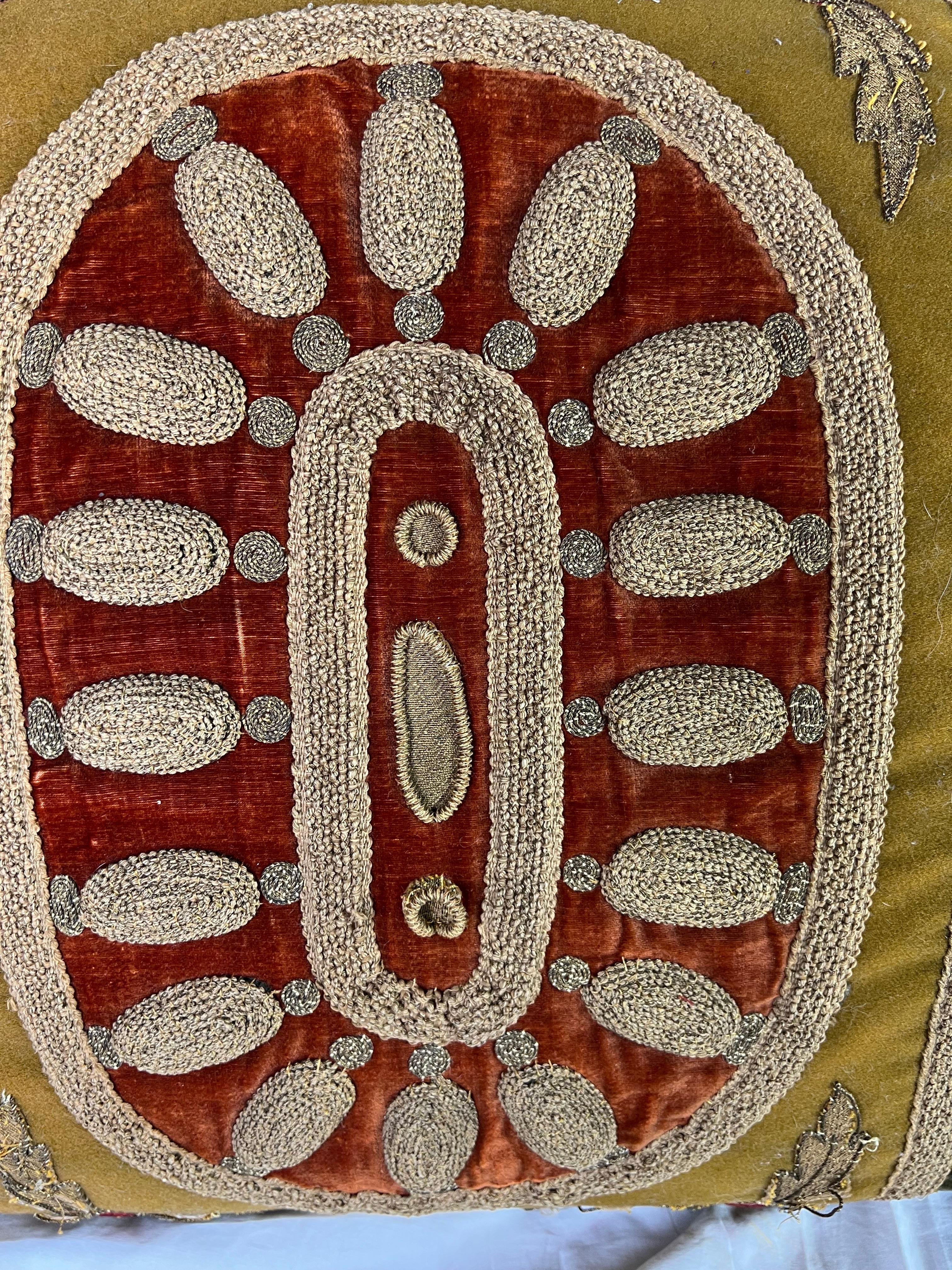 Américain Paire de coussins brodés métalliques avec garniture du 19ème C. en vente