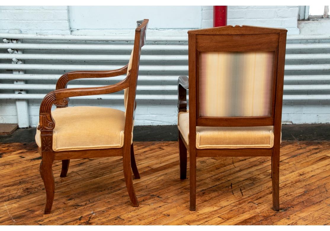Paar neoklassische französische Sessel aus geschnitztem Nussbaumholz aus dem 19.  (Geschnitzt) im Angebot