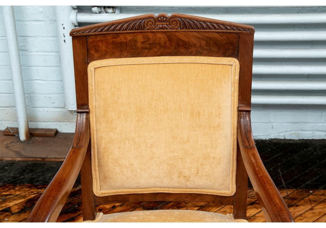 Paar neoklassische französische Sessel aus geschnitztem Nussbaumholz aus dem 19.  im Zustand „Gut“ im Angebot in Bridgeport, CT