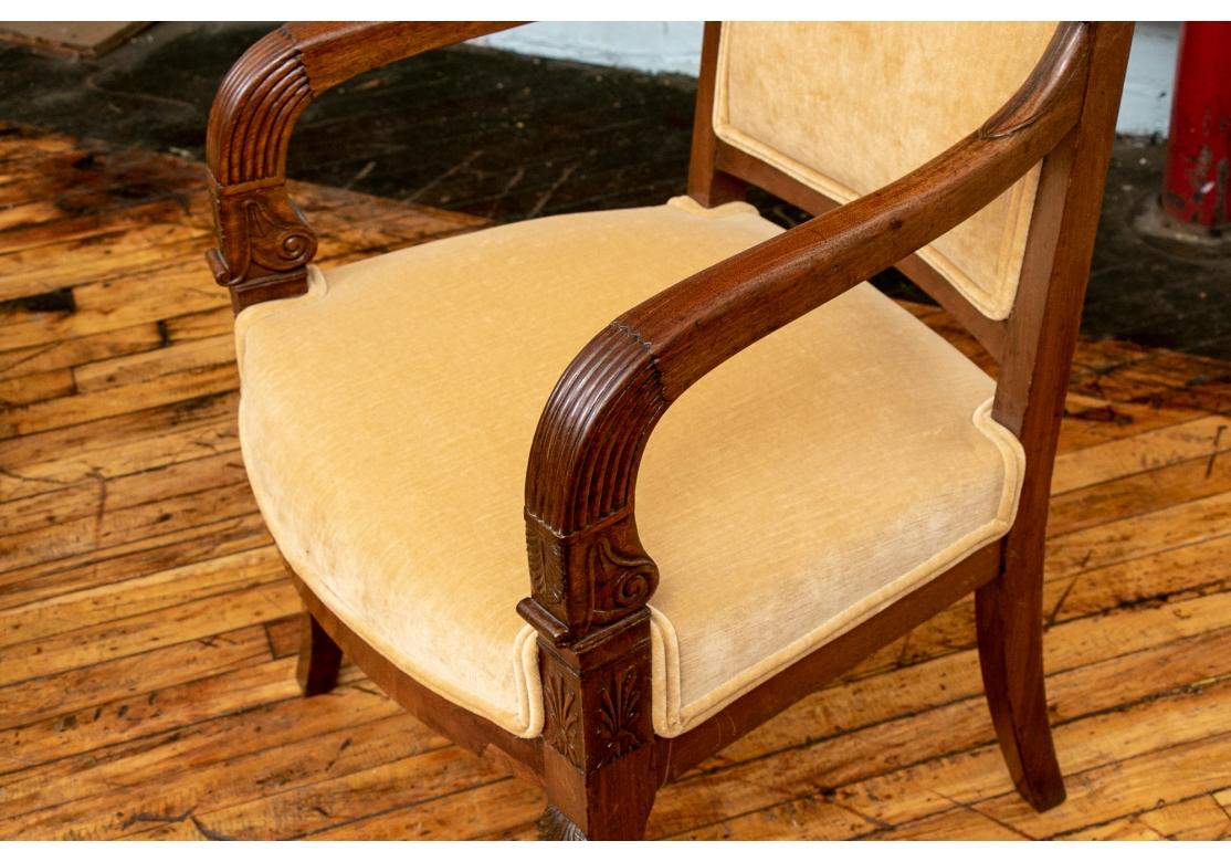 Paar neoklassische französische Sessel aus geschnitztem Nussbaumholz aus dem 19.  (Stoff) im Angebot