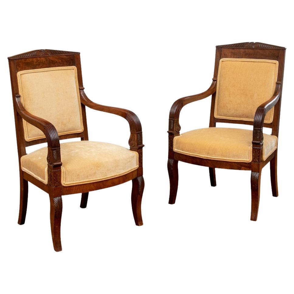 Paar neoklassische französische Sessel aus geschnitztem Nussbaumholz aus dem 19.  im Angebot