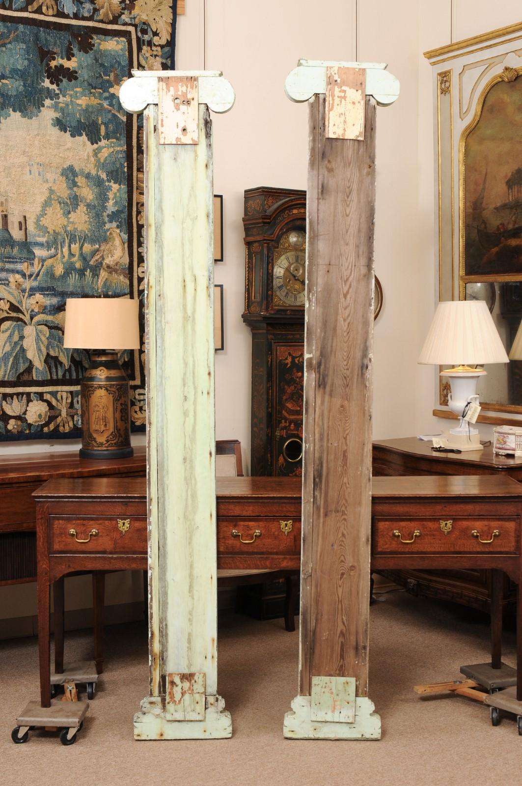 Par de Columnas Pilastra Arquitectónicas de Madera Tallada en Verde Pálido Pintadas del S. XIX en venta 9