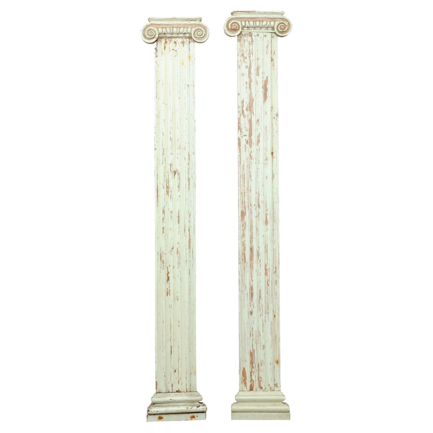 Par de Columnas Pilastra Arquitectónicas de Madera Tallada en Verde Pálido Pintadas del S. XIX en venta