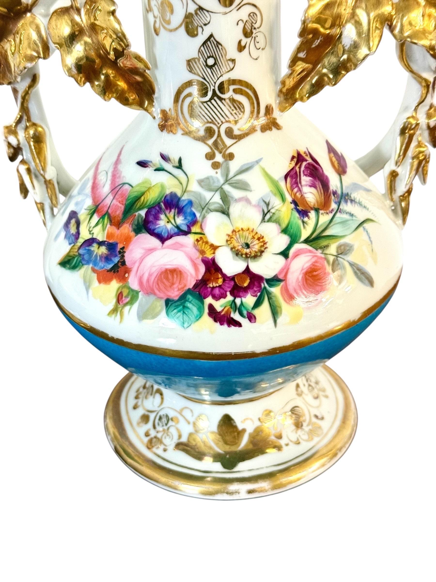 Pareja de jarrones de porcelana parisina del s. XIX con asas doradas y pintura floral en venta 3