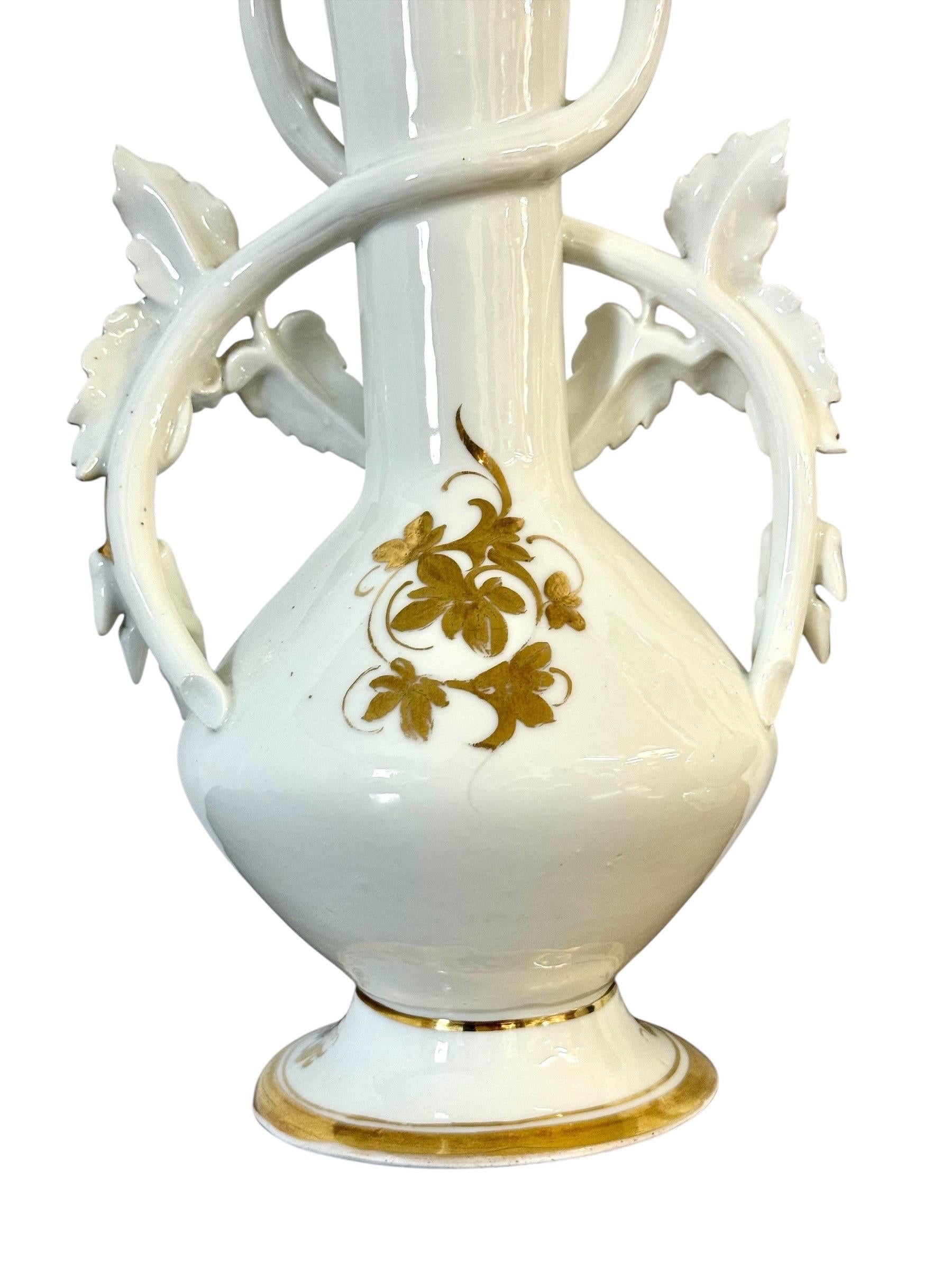 Pareja de jarrones de porcelana parisina del s. XIX con asas doradas y pintura floral en venta 5
