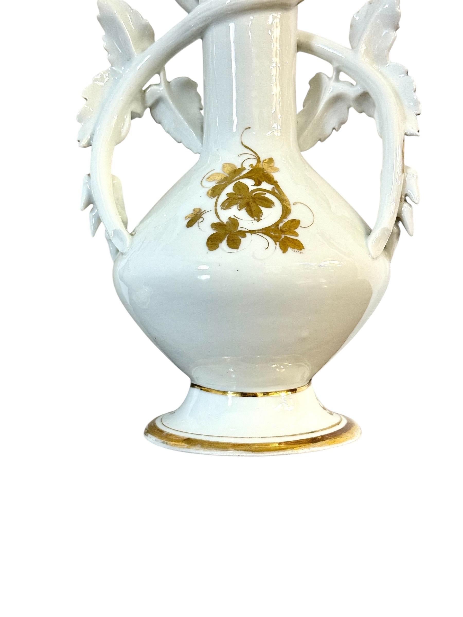 Pareja de jarrones de porcelana parisina del s. XIX con asas doradas y pintura floral en venta 6
