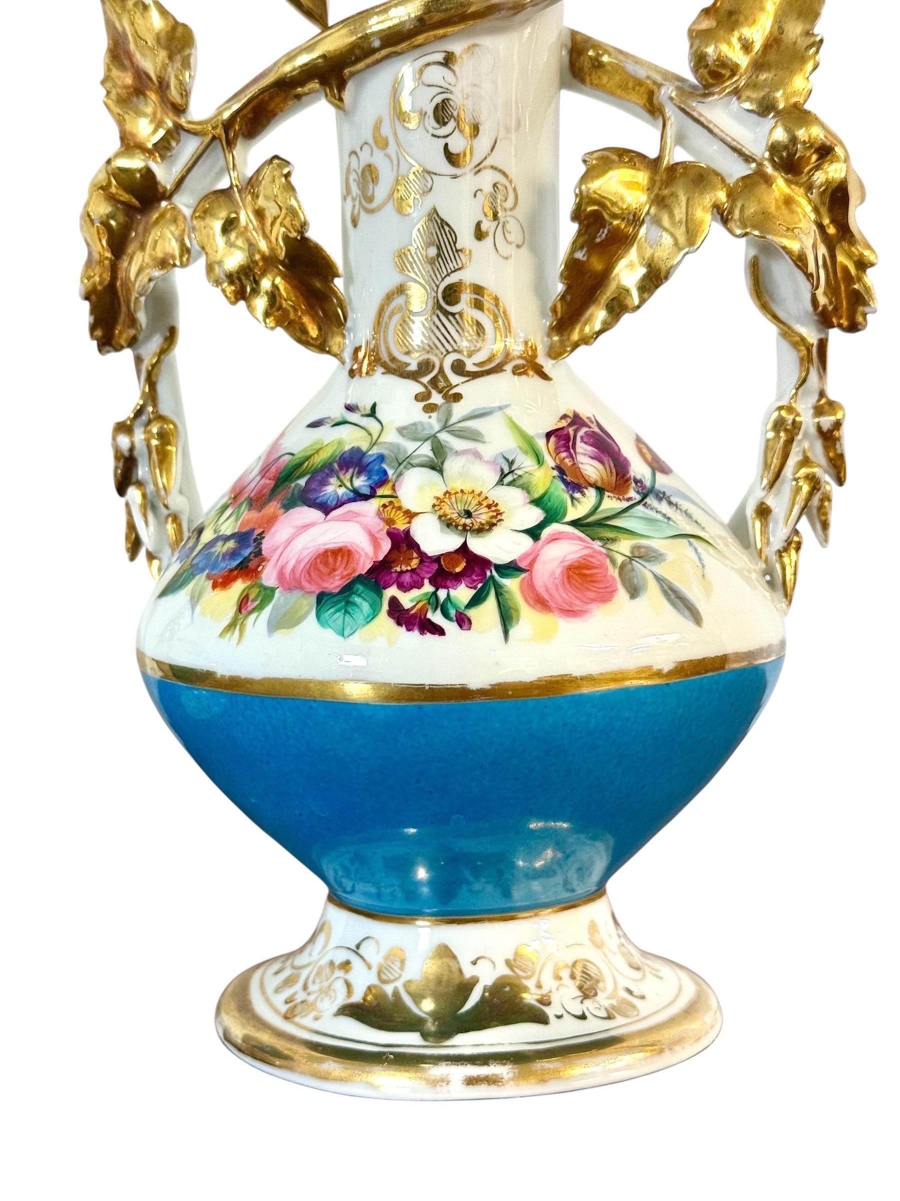 Pareja de jarrones de porcelana parisina del s. XIX con asas doradas y pintura floral en venta 7