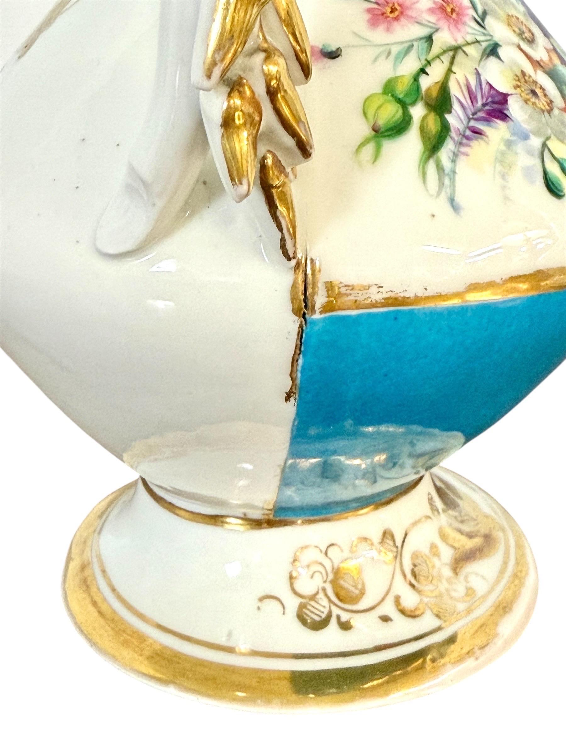 Pareja de jarrones de porcelana parisina del s. XIX con asas doradas y pintura floral en venta 9