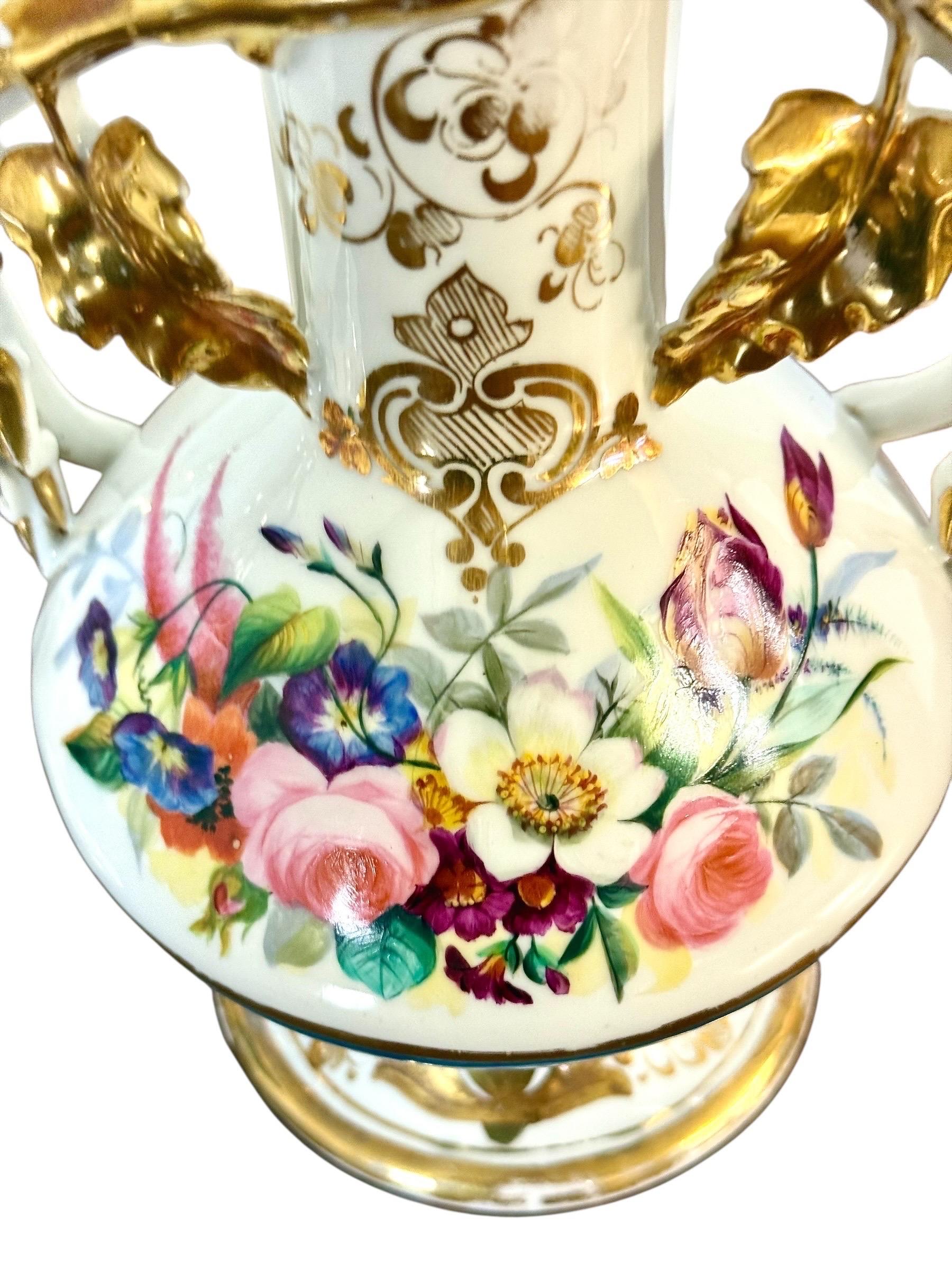 Pareja de jarrones de porcelana parisina del s. XIX con asas doradas y pintura floral en venta 10