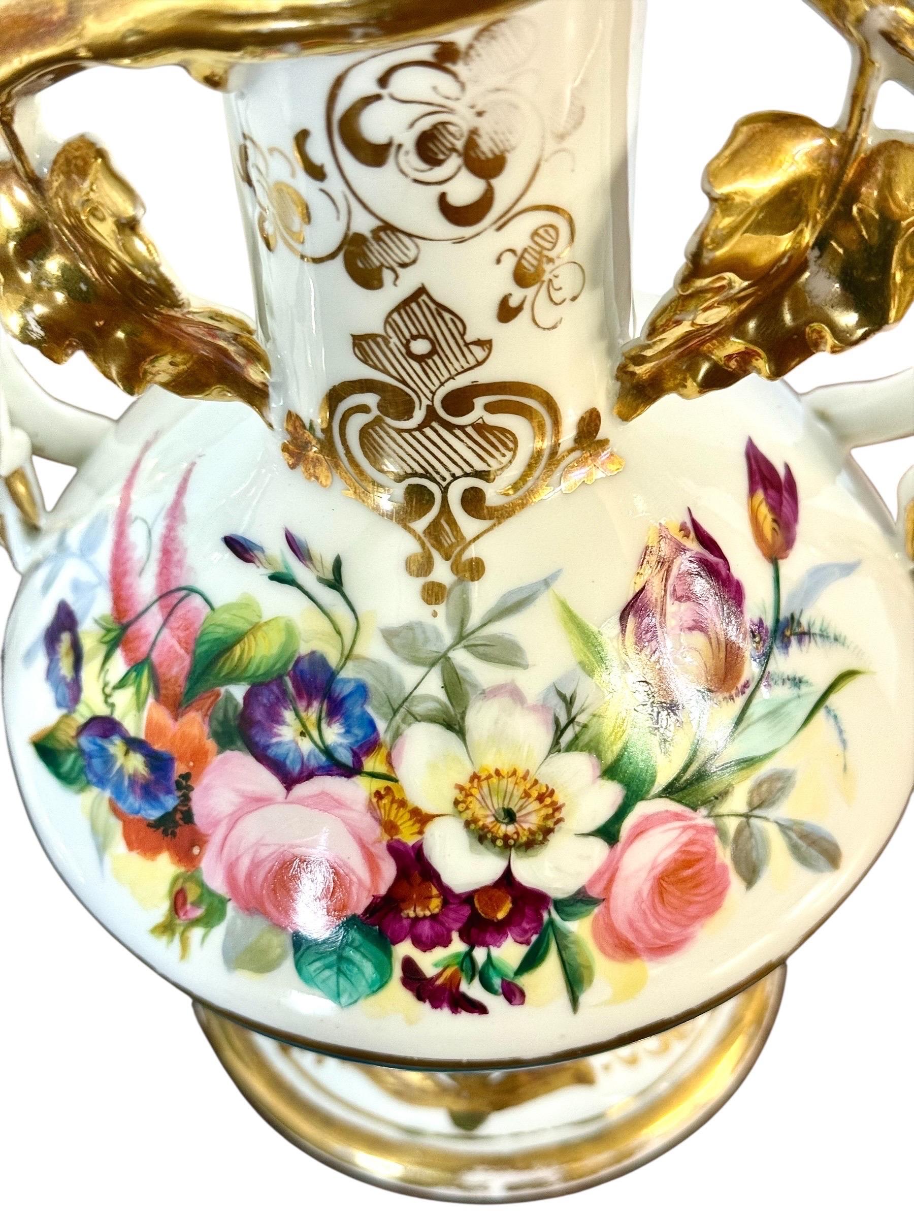 Pareja de jarrones de porcelana parisina del s. XIX con asas doradas y pintura floral en venta 11
