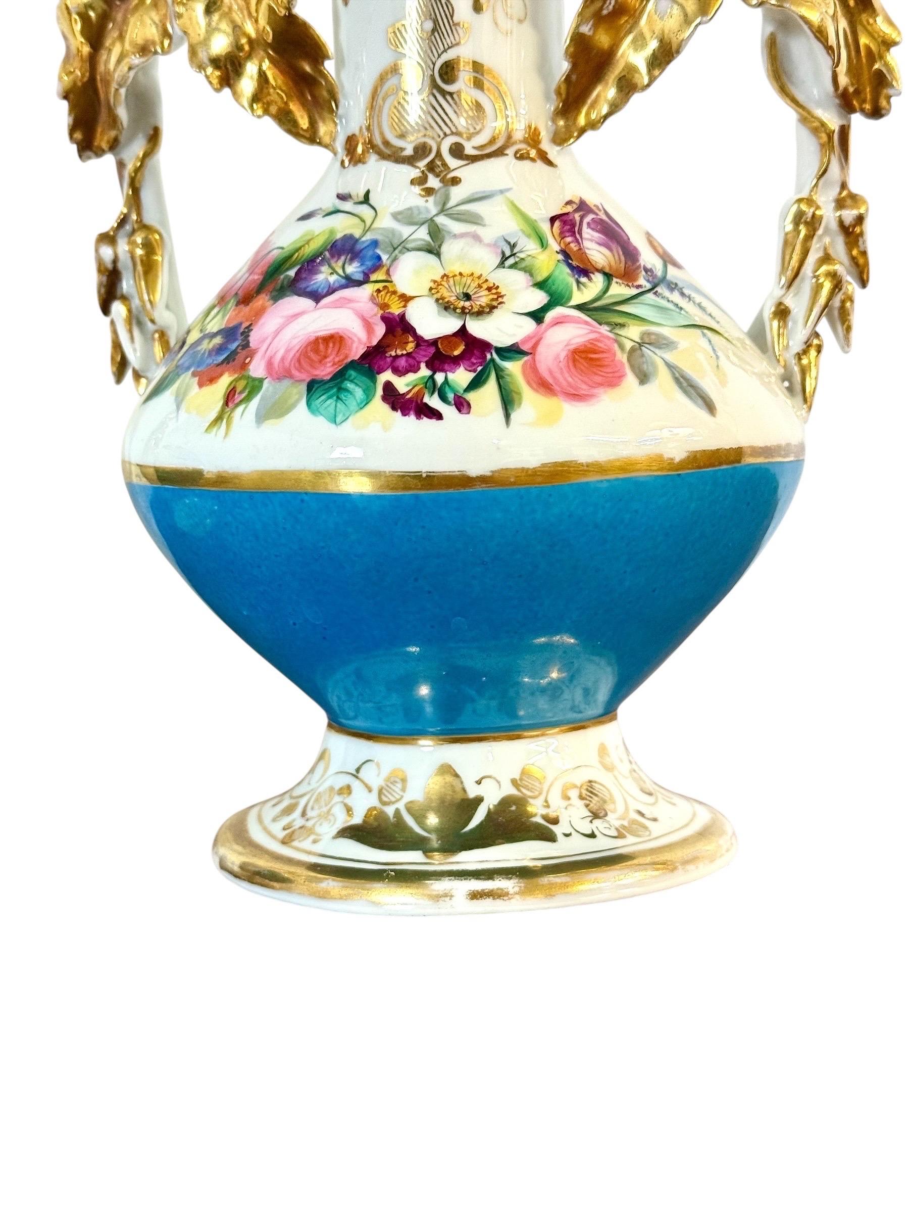 Pareja de jarrones de porcelana parisina del s. XIX con asas doradas y pintura floral en venta 12