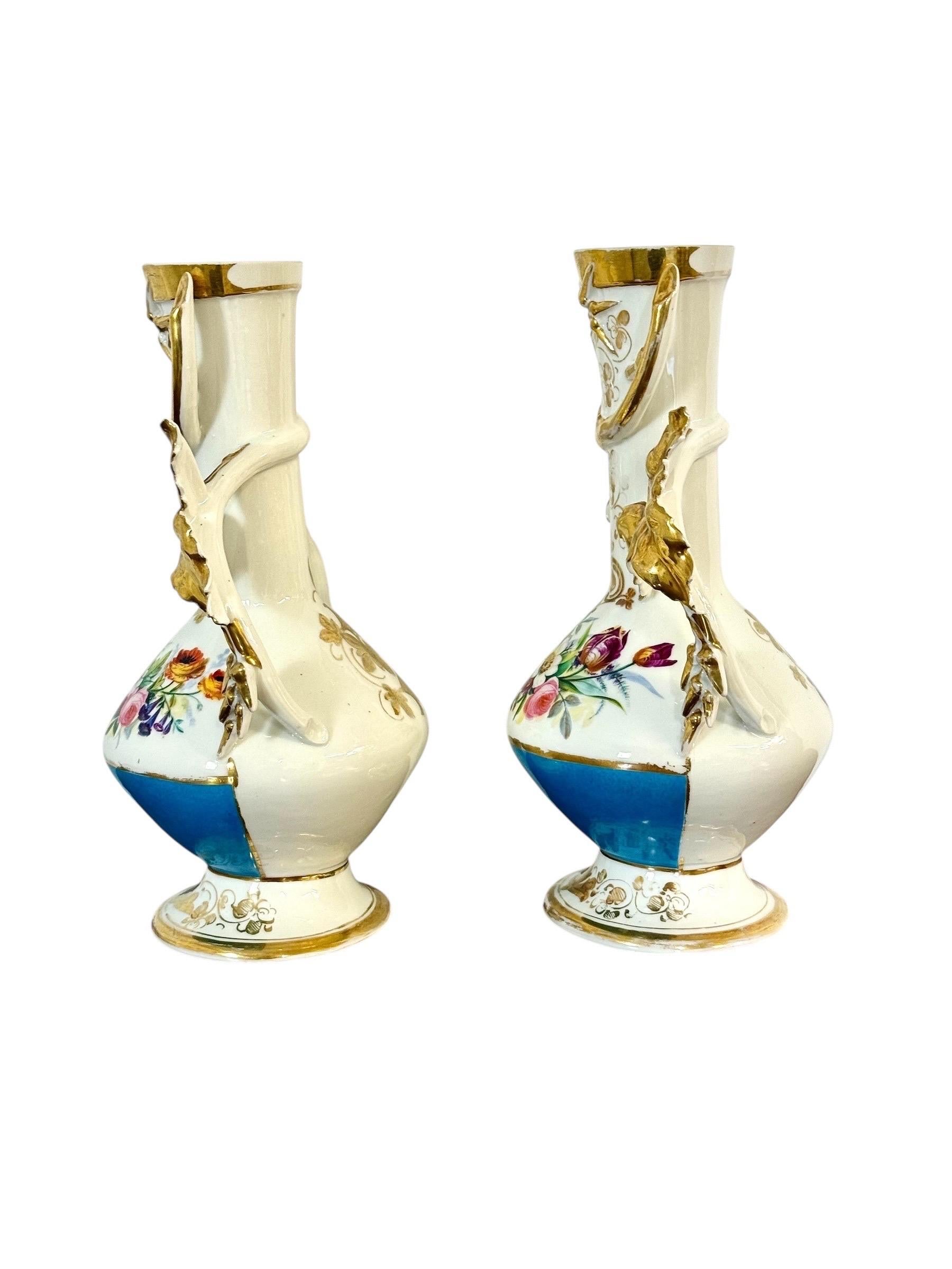 Este magnífico par de jarrones de porcelana francesa, muy probablemente fabricados en uno de los renombrados talleres parisinos de porcelana del siglo XIX, encarna la elegancia y el refinamiento artístico de la época. Fabricado en fina Porcelaine de