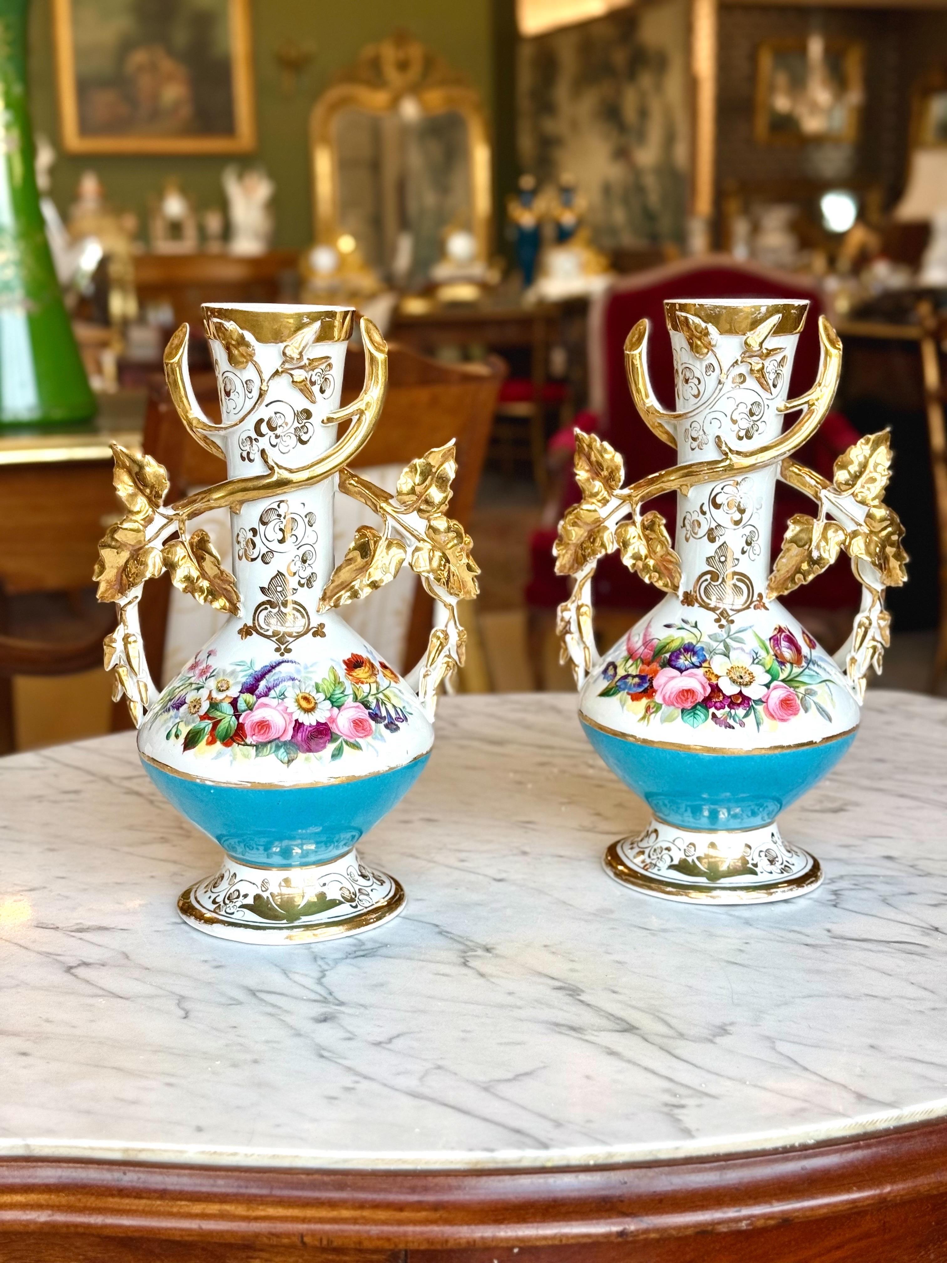 Pareja de jarrones de porcelana parisina del s. XIX con asas doradas y pintura floral en venta 13