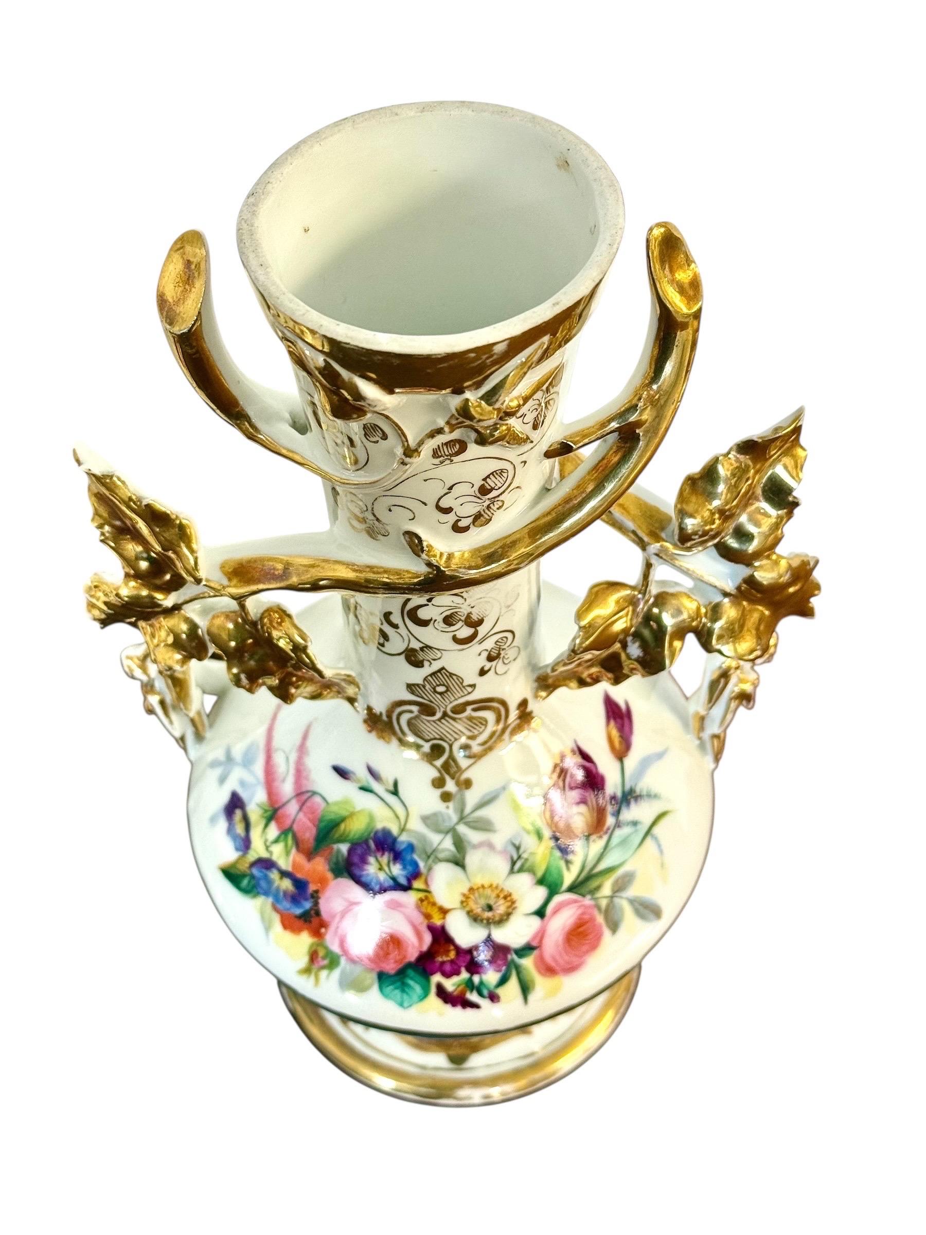 Pareja de jarrones de porcelana parisina del s. XIX con asas doradas y pintura floral Francés en venta