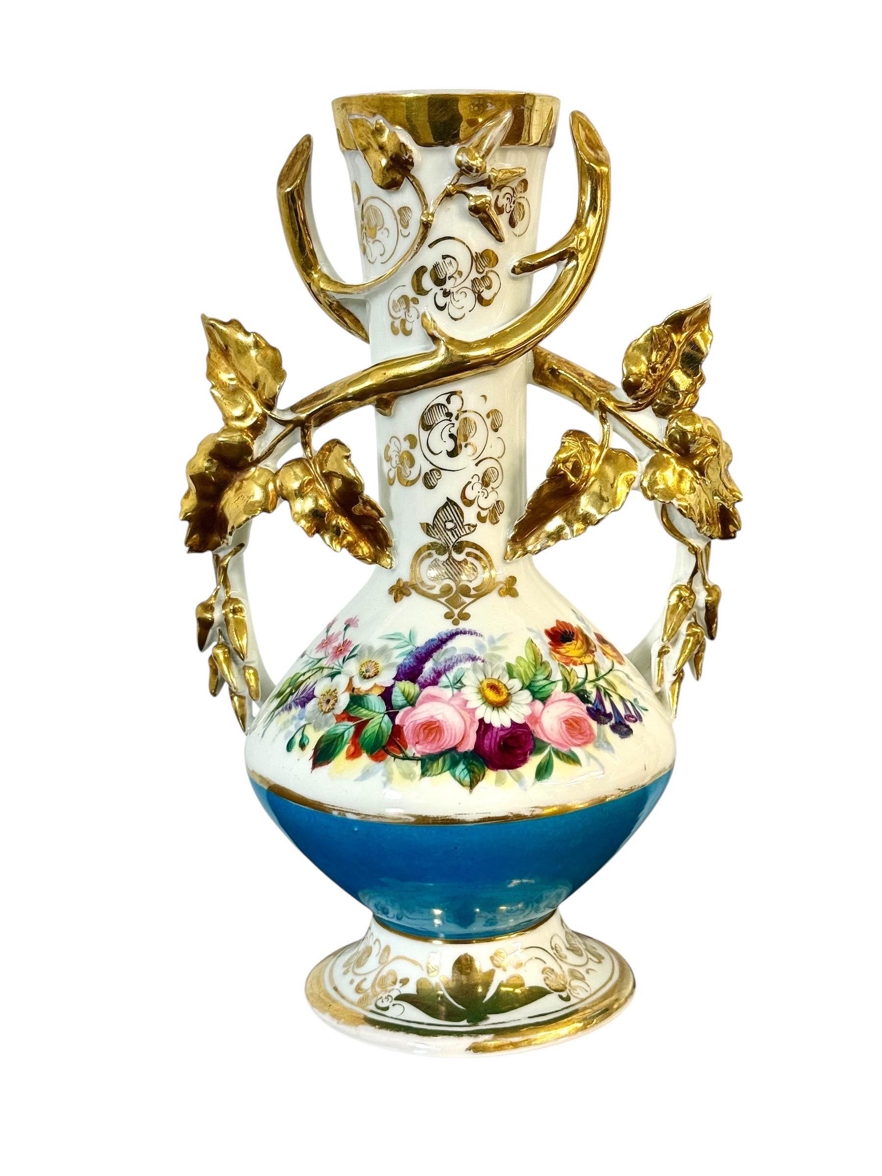 Pareja de jarrones de porcelana parisina del s. XIX con asas doradas y pintura floral Dorado en venta