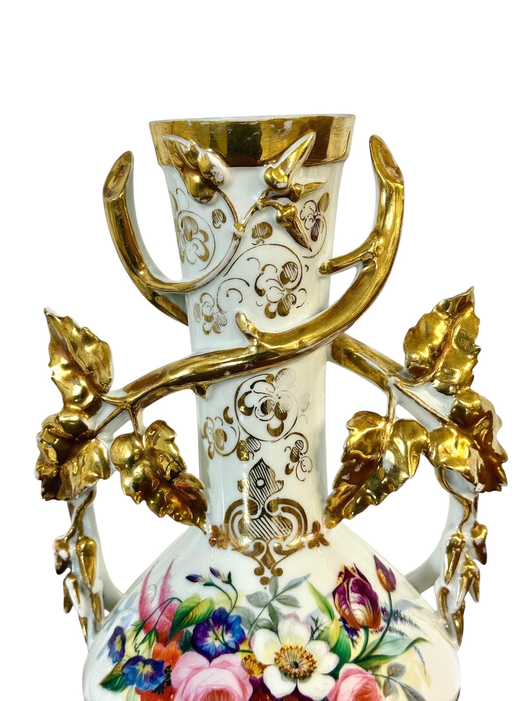 Pareja de jarrones de porcelana parisina del s. XIX con asas doradas y pintura floral en Bueno estado para la venta en LA CIOTAT, FR
